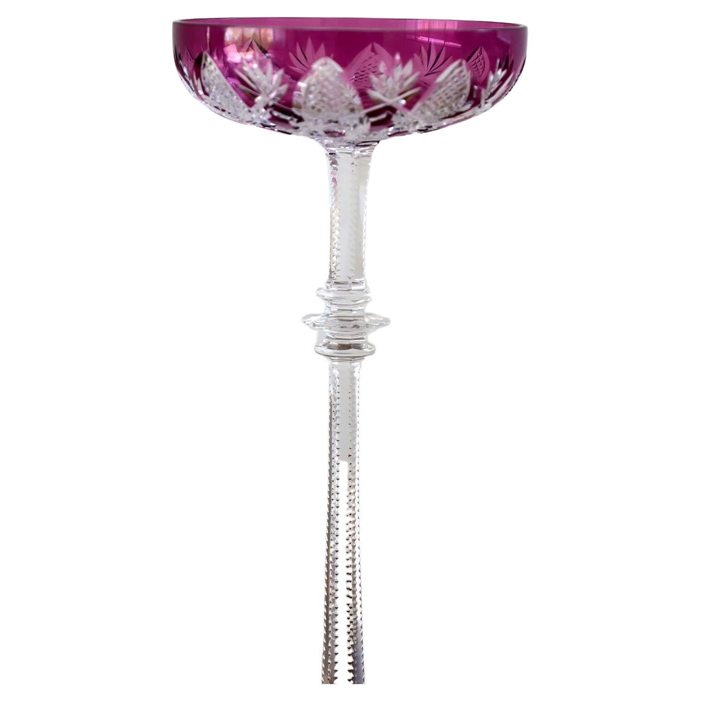 Creado para el zar Nicolás II, este cuenco de cristal transparente -recubierto de cristal coloreado con un tallo alto, una base festoneada y decoraciones de diamantes y hojas de palmera- es espectacular. Este excepcional conjunto conquistó a muchos