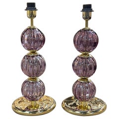 Coppia di lampade in vetro di Murano e ottone a forma di sfera color porpora