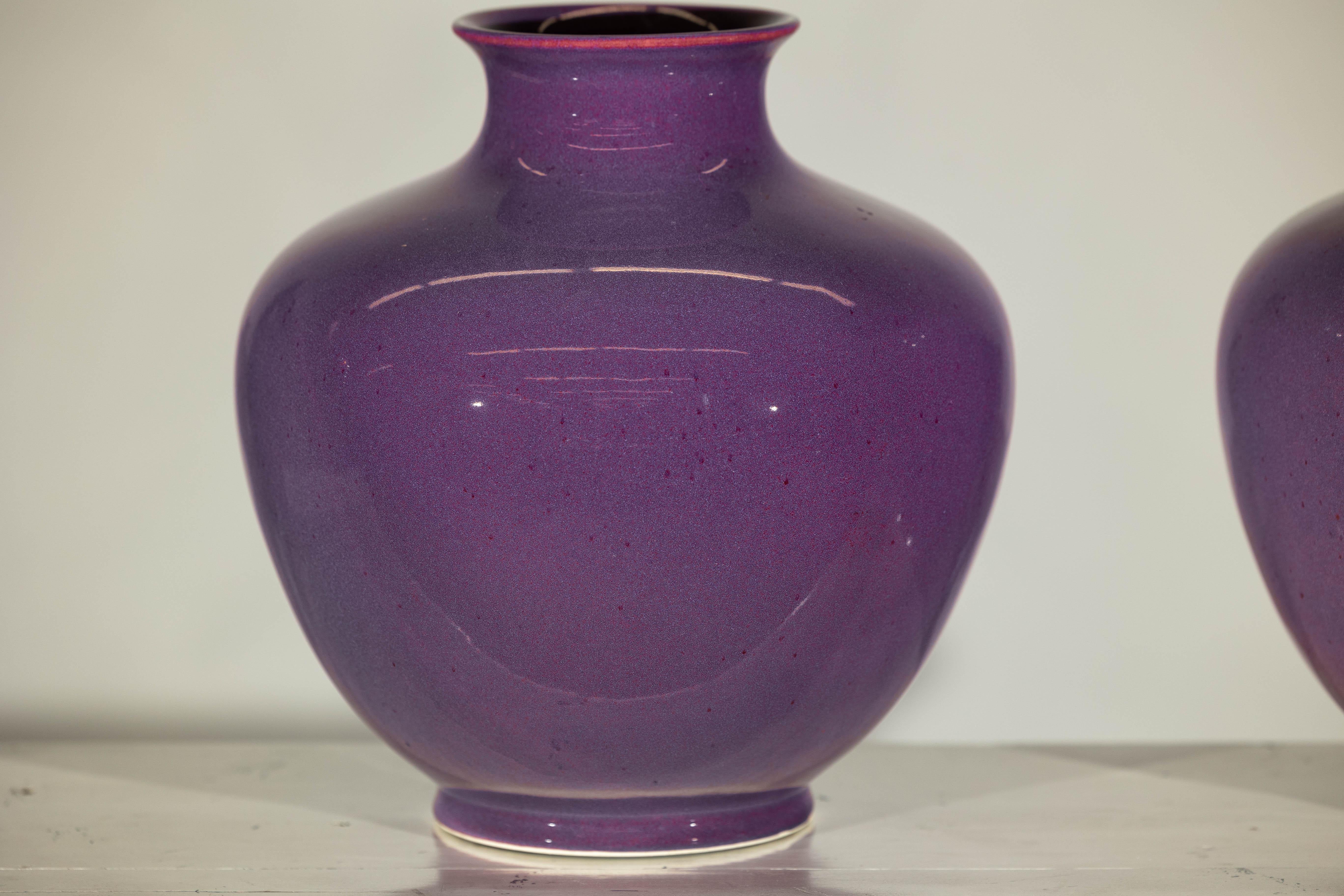 Pareja de Jarrones de Cerámica Morada con Acabado Brillante y Panza Redondeada en venta 4