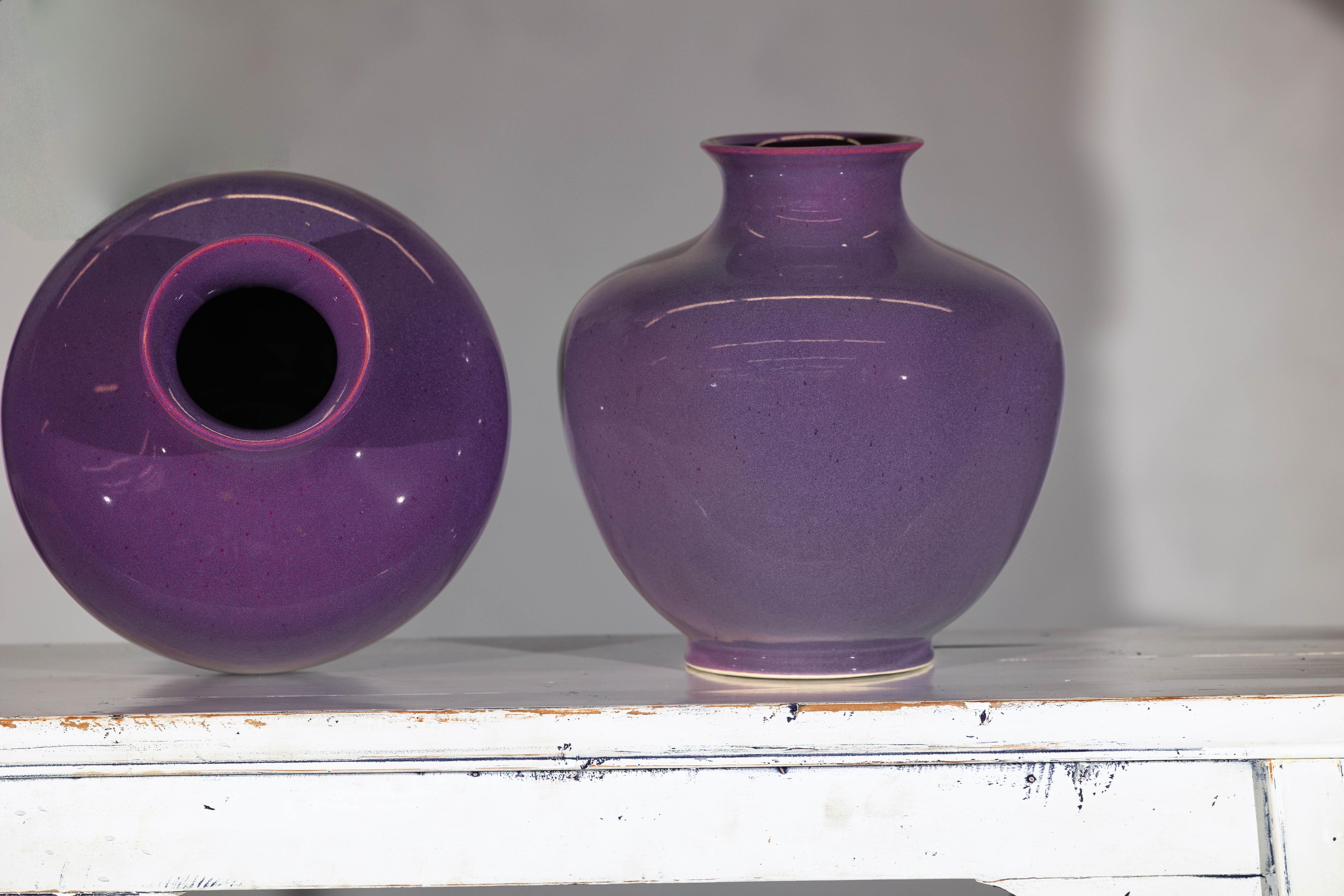 Pareja de Jarrones de Cerámica Morada con Acabado Brillante y Panza Redondeada en venta 7