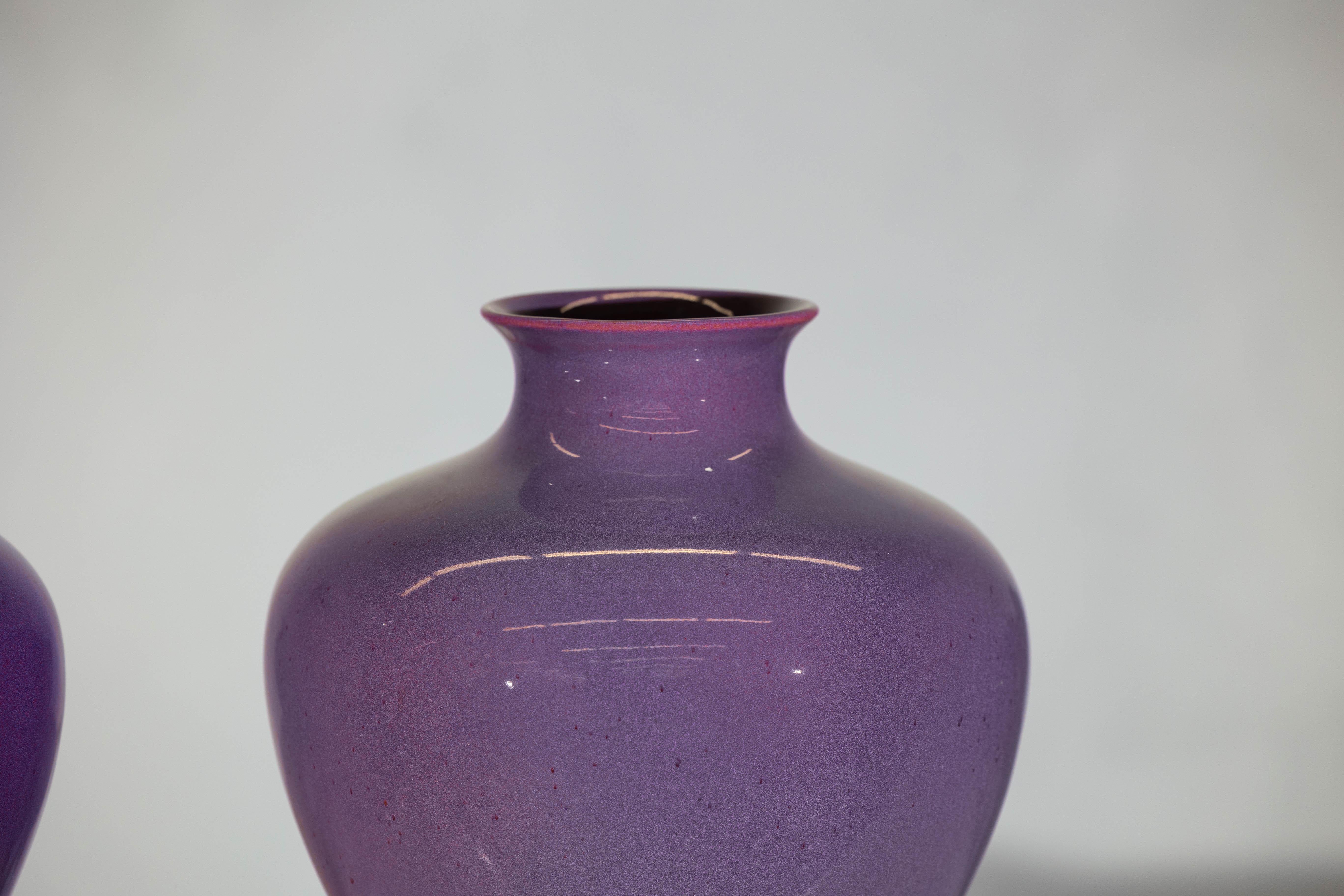 Pareja de Jarrones de Cerámica Morada con Acabado Brillante y Panza Redondeada en venta 8
