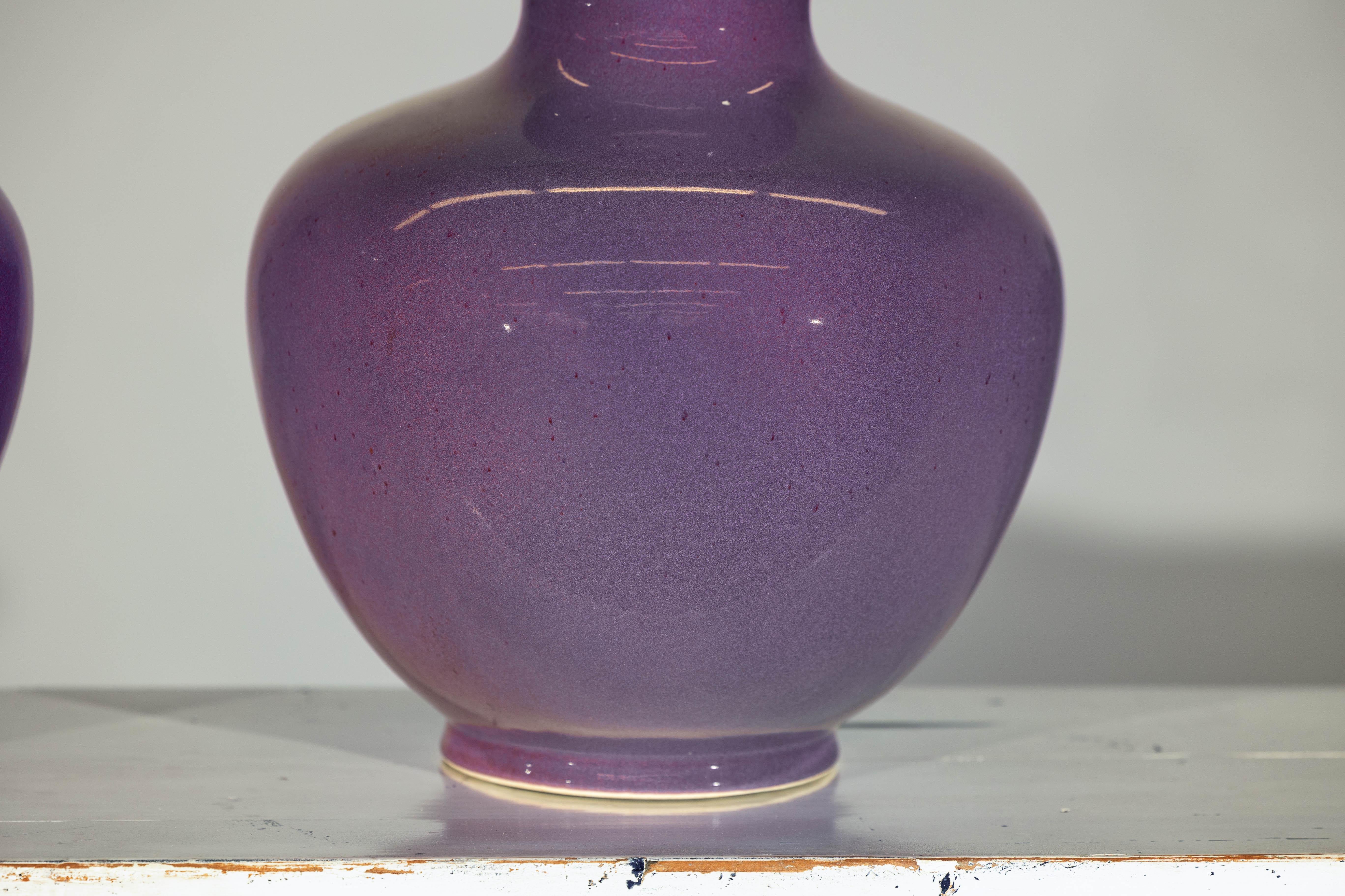 Pareja de Jarrones de Cerámica Morada con Acabado Brillante y Panza Redondeada en venta 9