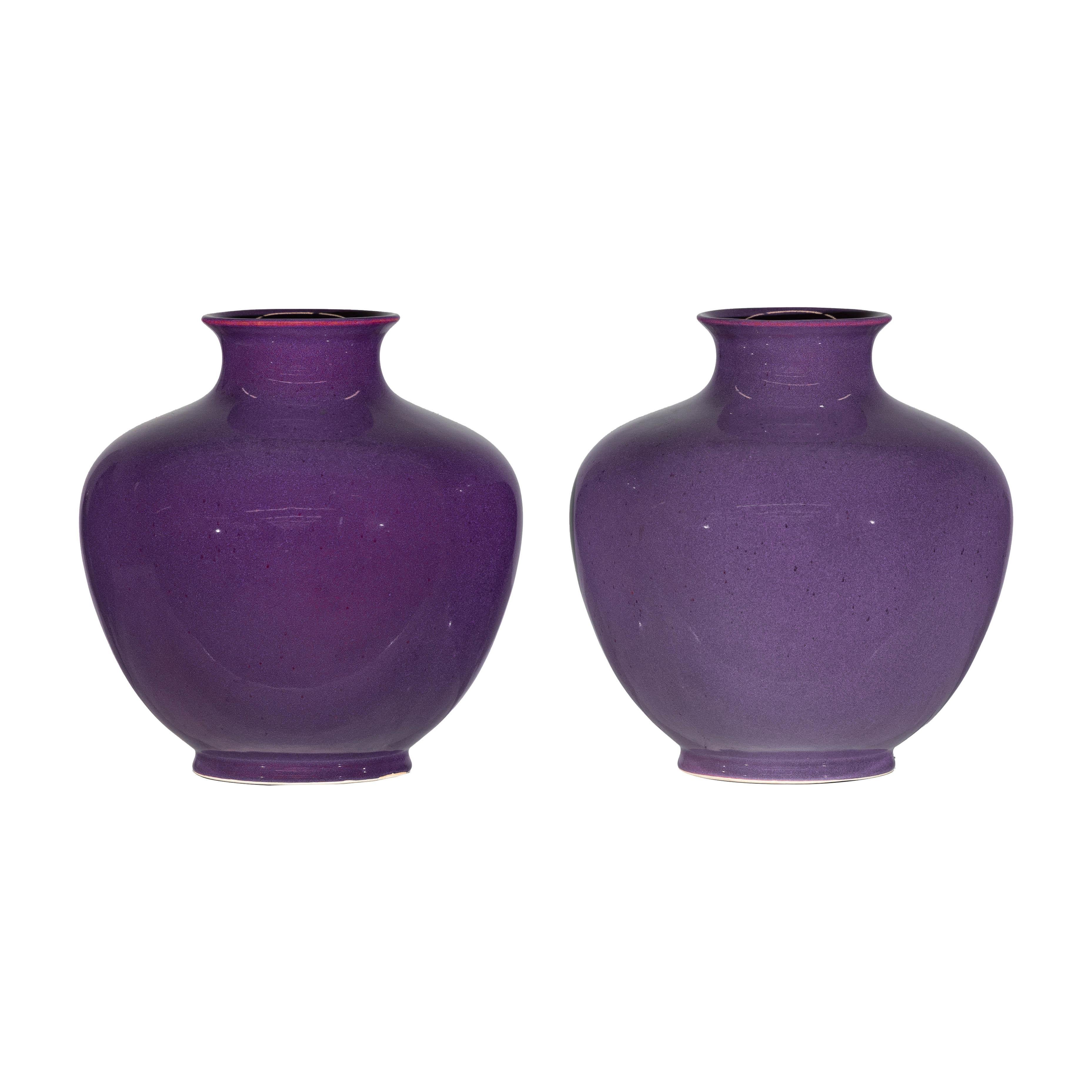 Pareja de Jarrones de Cerámica Morada con Acabado Brillante y Panza Redondeada en venta 10