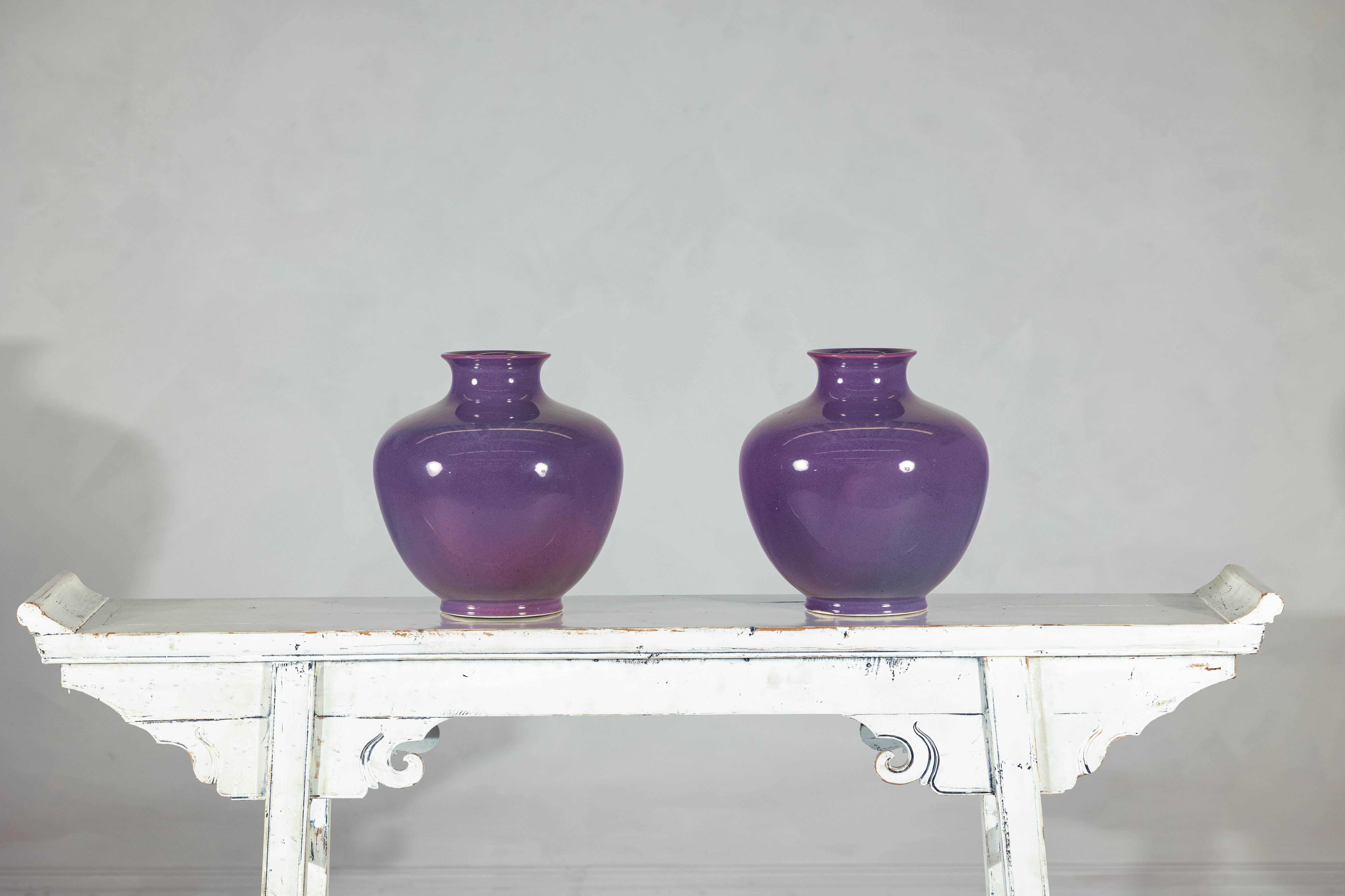 Pareja de Jarrones de Cerámica Morada con Acabado Brillante y Panza Redondeada Glaseado en venta