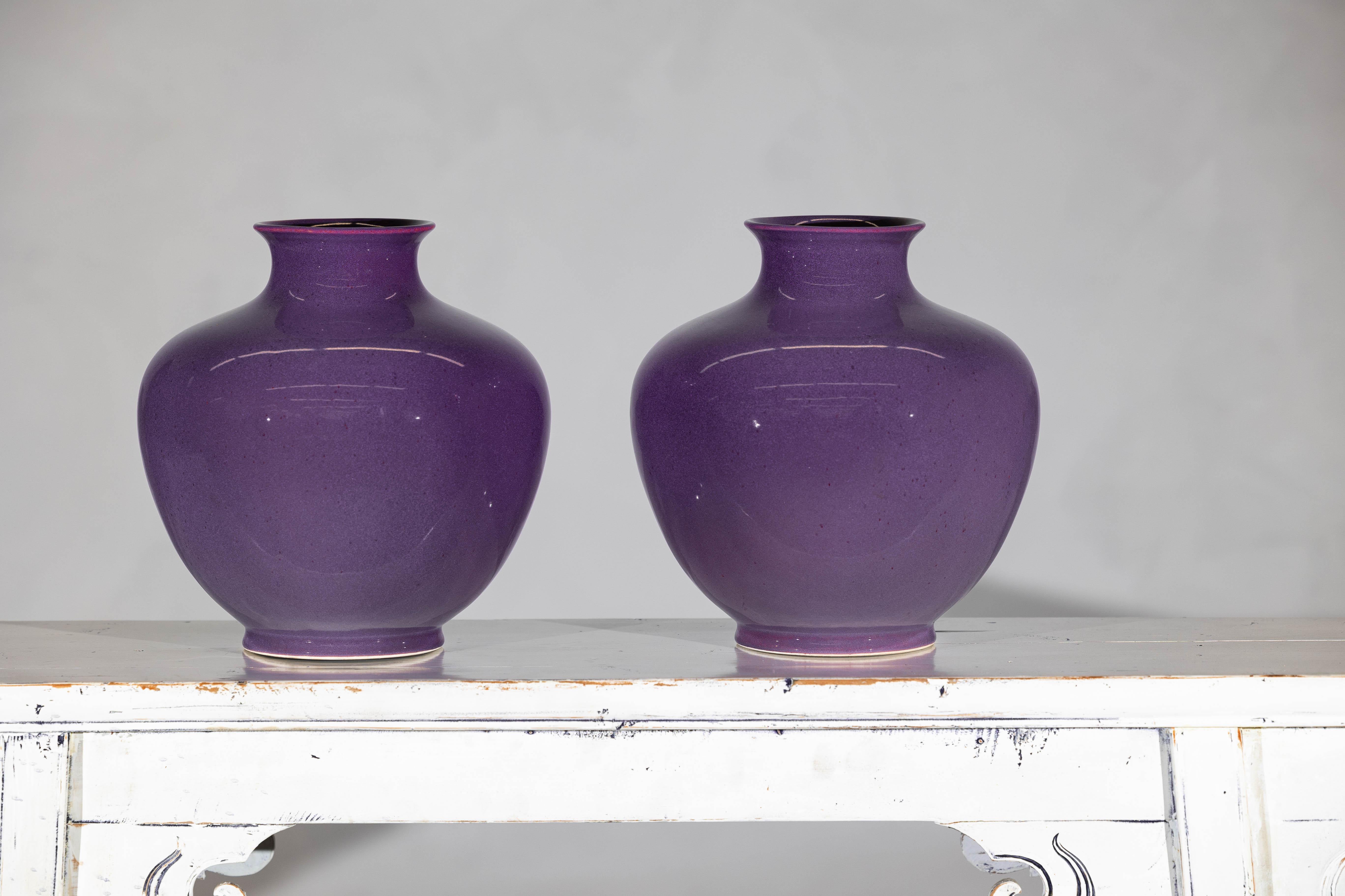 Pareja de Jarrones de Cerámica Morada con Acabado Brillante y Panza Redondeada en Bueno estado para la venta en Yonkers, NY