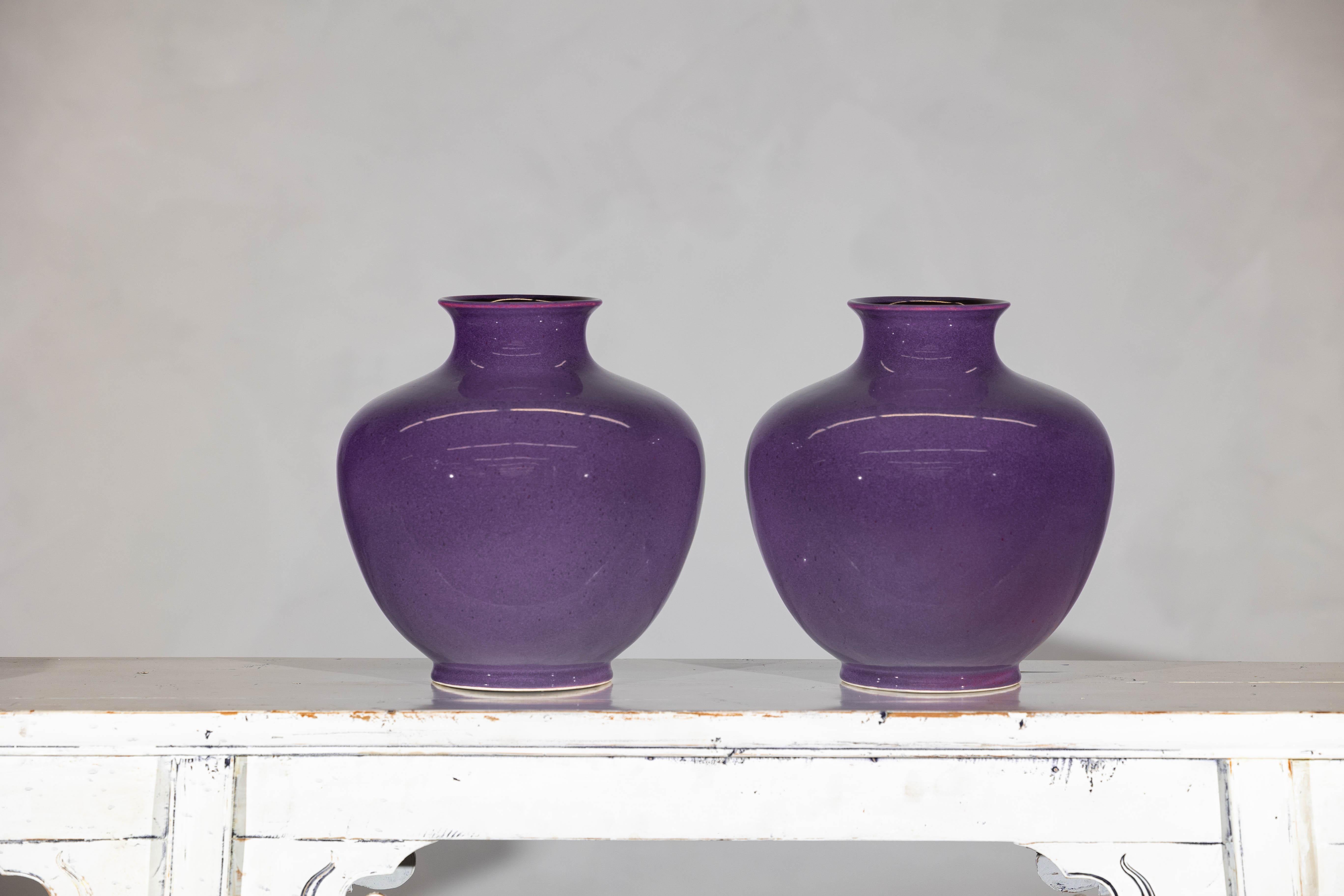 Pareja de Jarrones de Cerámica Morada con Acabado Brillante y Panza Redondeada siglo XX en venta