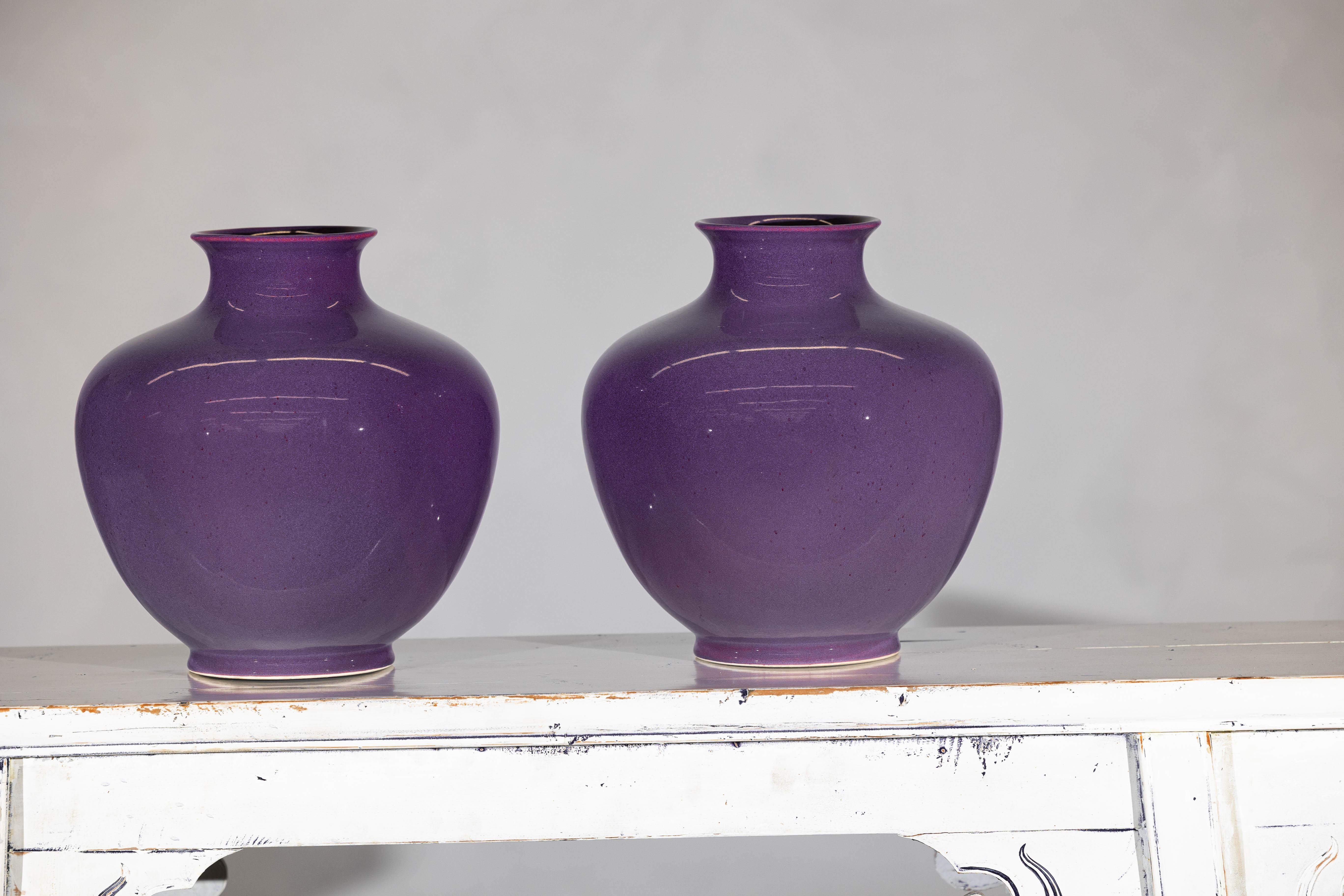 Pareja de Jarrones de Cerámica Morada con Acabado Brillante y Panza Redondeada Cerámico en venta