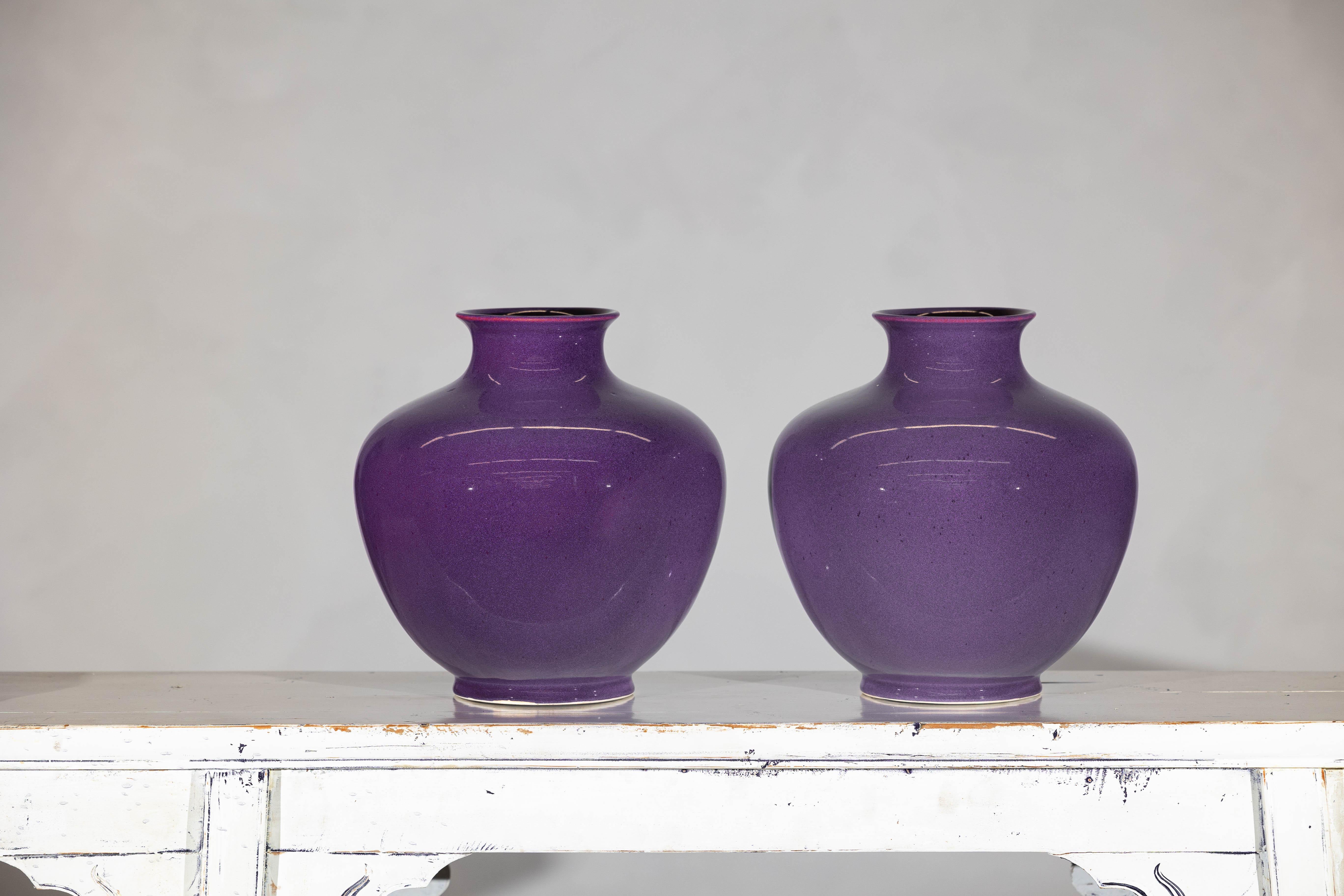 Pareja de Jarrones de Cerámica Morada con Acabado Brillante y Panza Redondeada en venta 1
