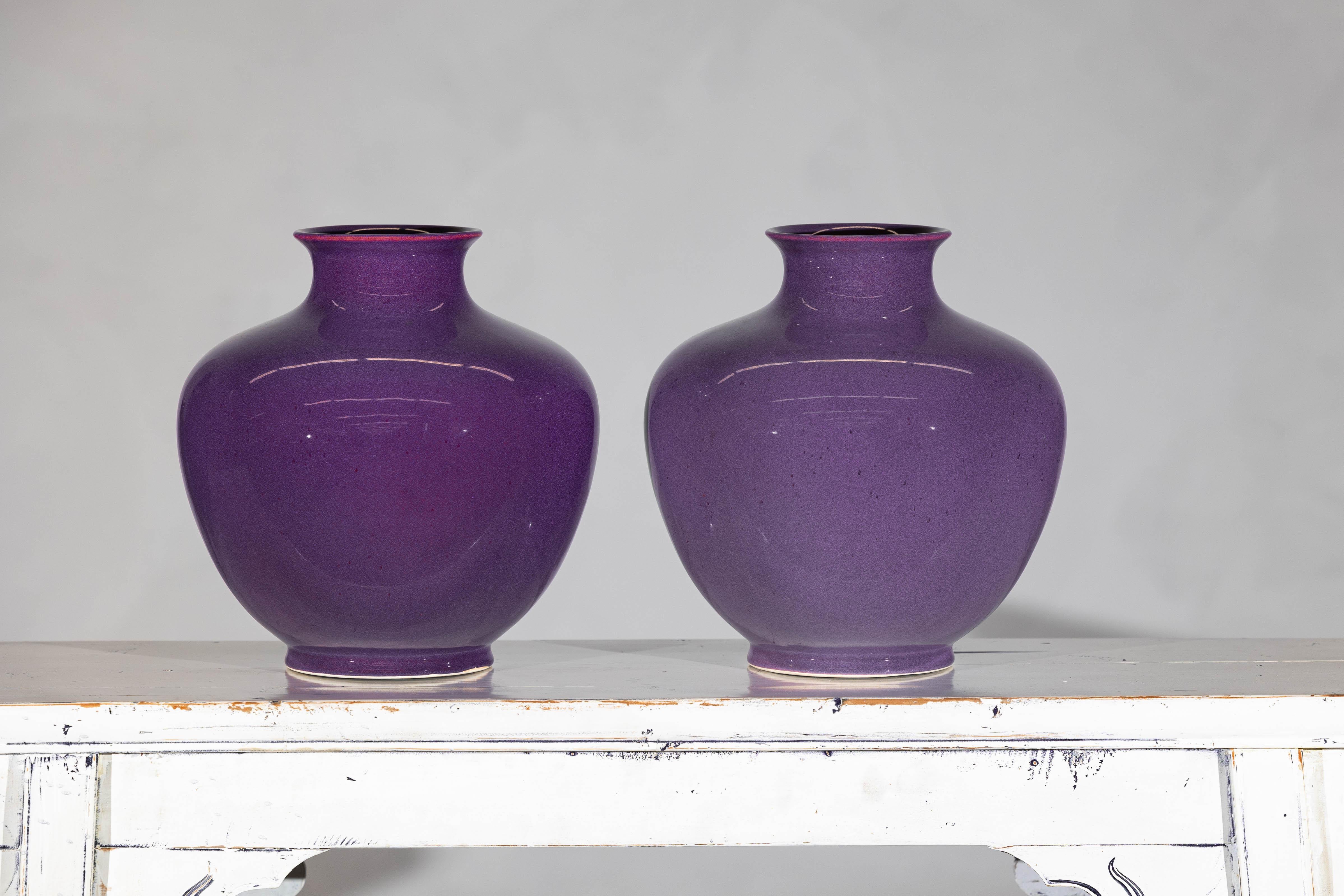 Pareja de Jarrones de Cerámica Morada con Acabado Brillante y Panza Redondeada en venta 2