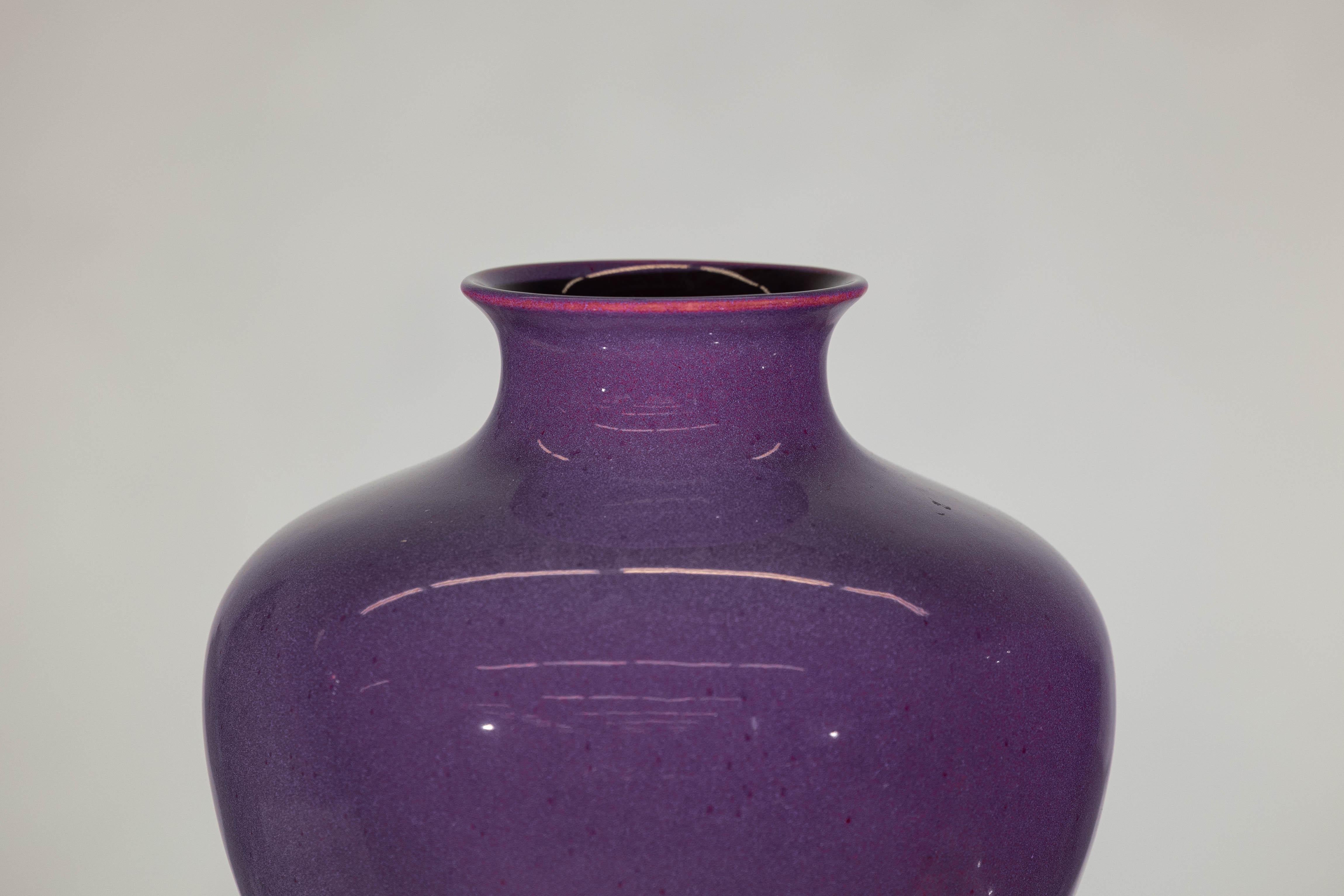 Pareja de Jarrones de Cerámica Morada con Acabado Brillante y Panza Redondeada en venta 3
