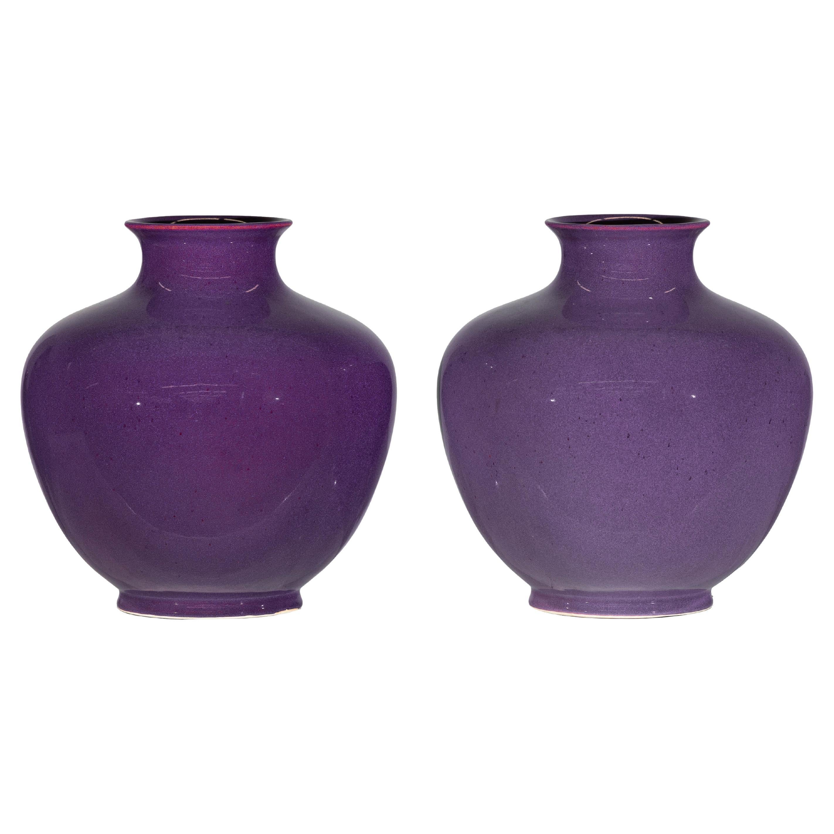 Pareja de Jarrones de Cerámica Morada con Acabado Brillante y Panza Redondeada en venta