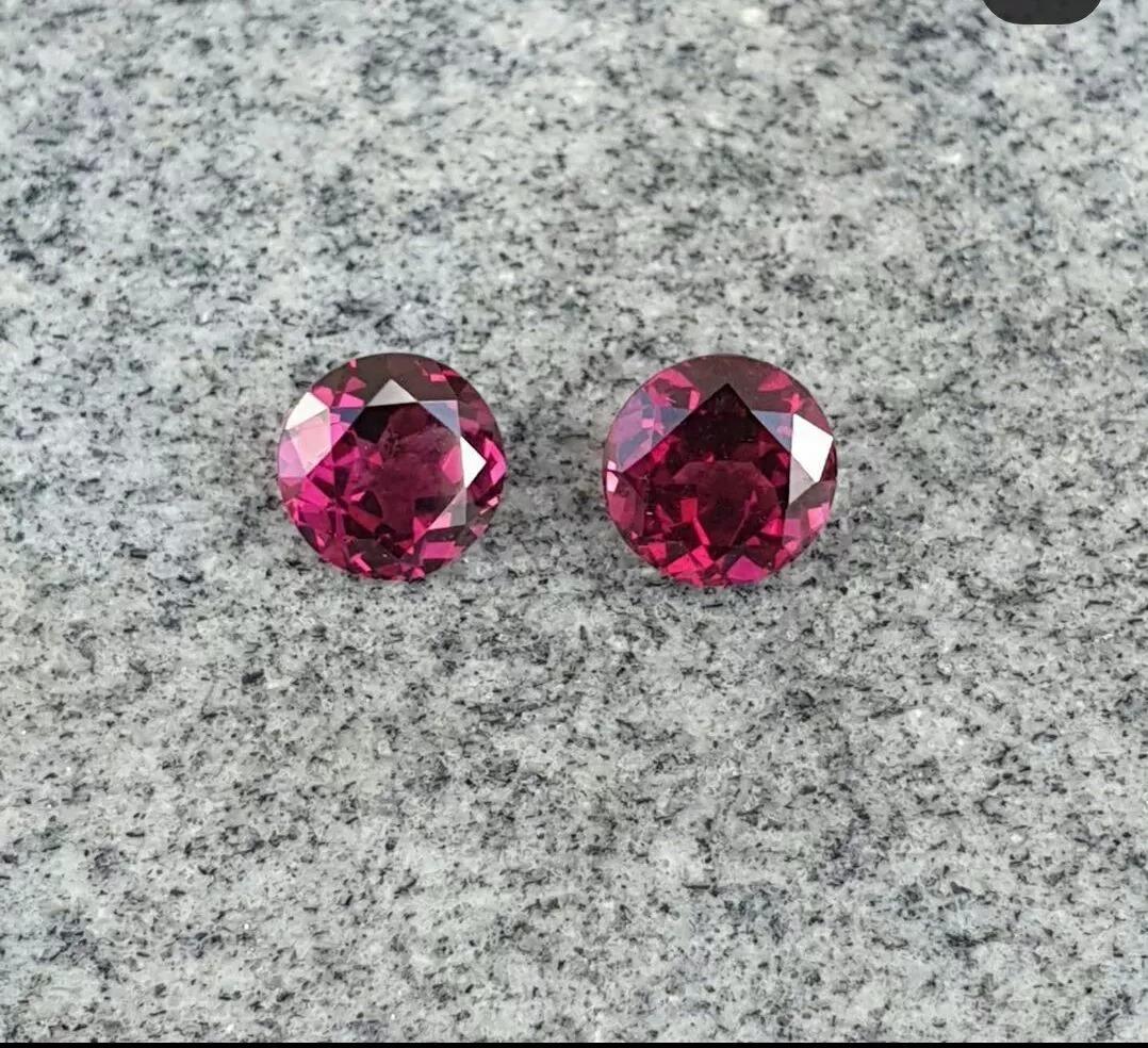 Piedra tallada de granate púrpura 3,40 cts Par Piedra tallada de granate púrpura Fabricación de joyas
Ligero, se puede llevar a diario

Más información:
Estado: Nuevo sin etiquetas
Forma de la piedra preciosa: Redonda
Certificación: IGITL, IGI
Venta