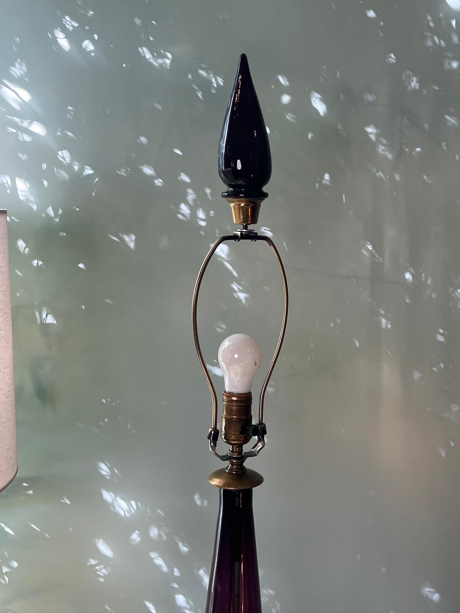 Paar lila Glas-Tischlampen von Marbro im Angebot 7