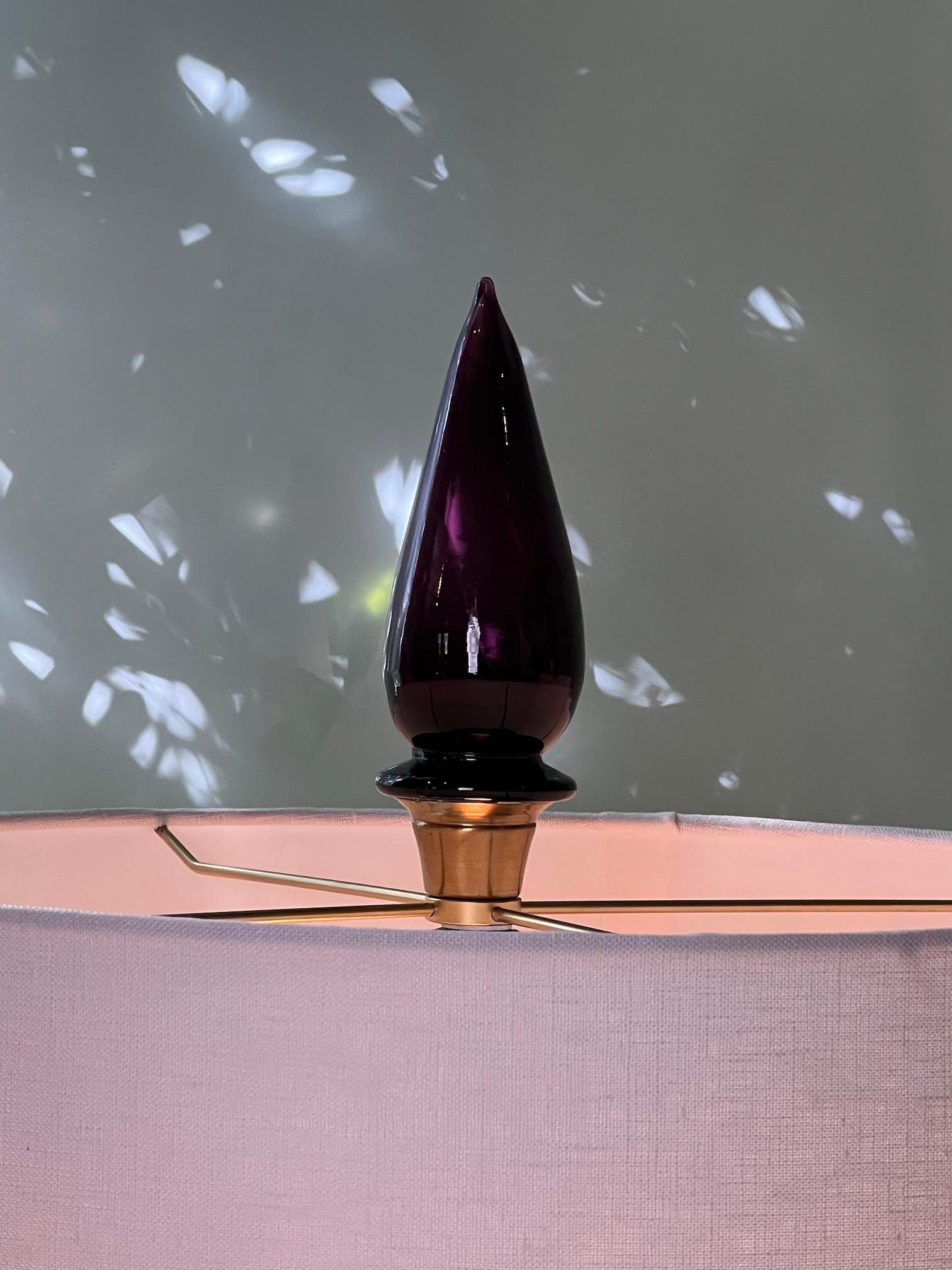 Paire de lampes de bureau en verre violet par Marbro en vente 1