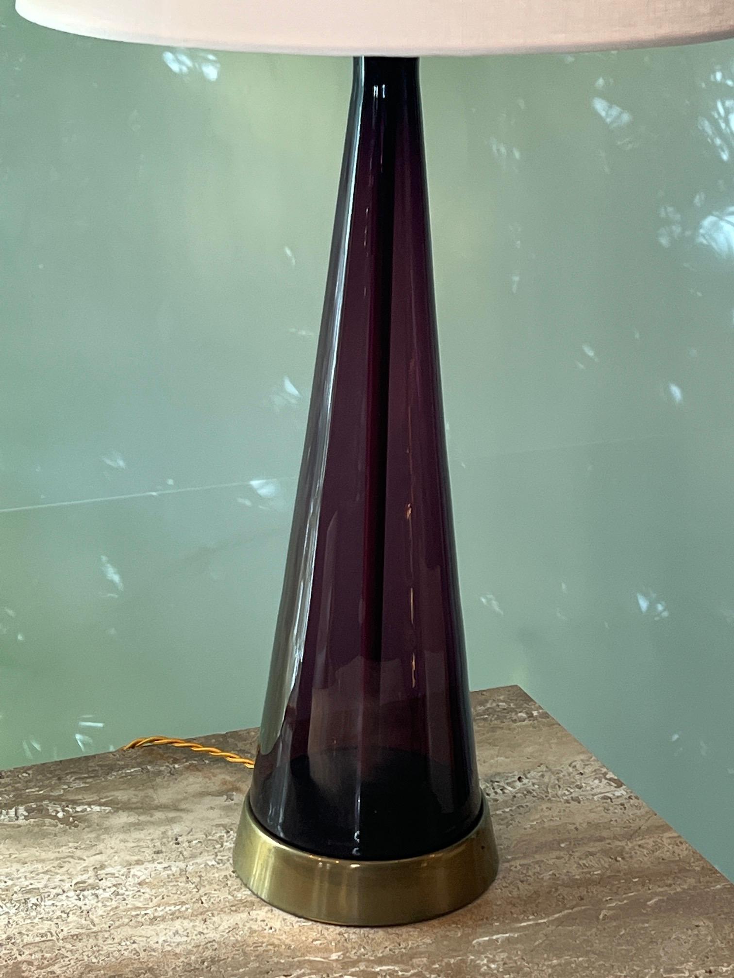 Paar lila Glas-Tischlampen von Marbro im Angebot 3