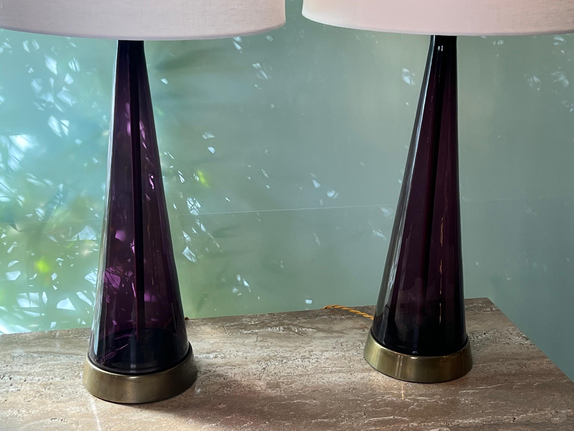 Paire de lampes de bureau en verre violet par Marbro en vente 3