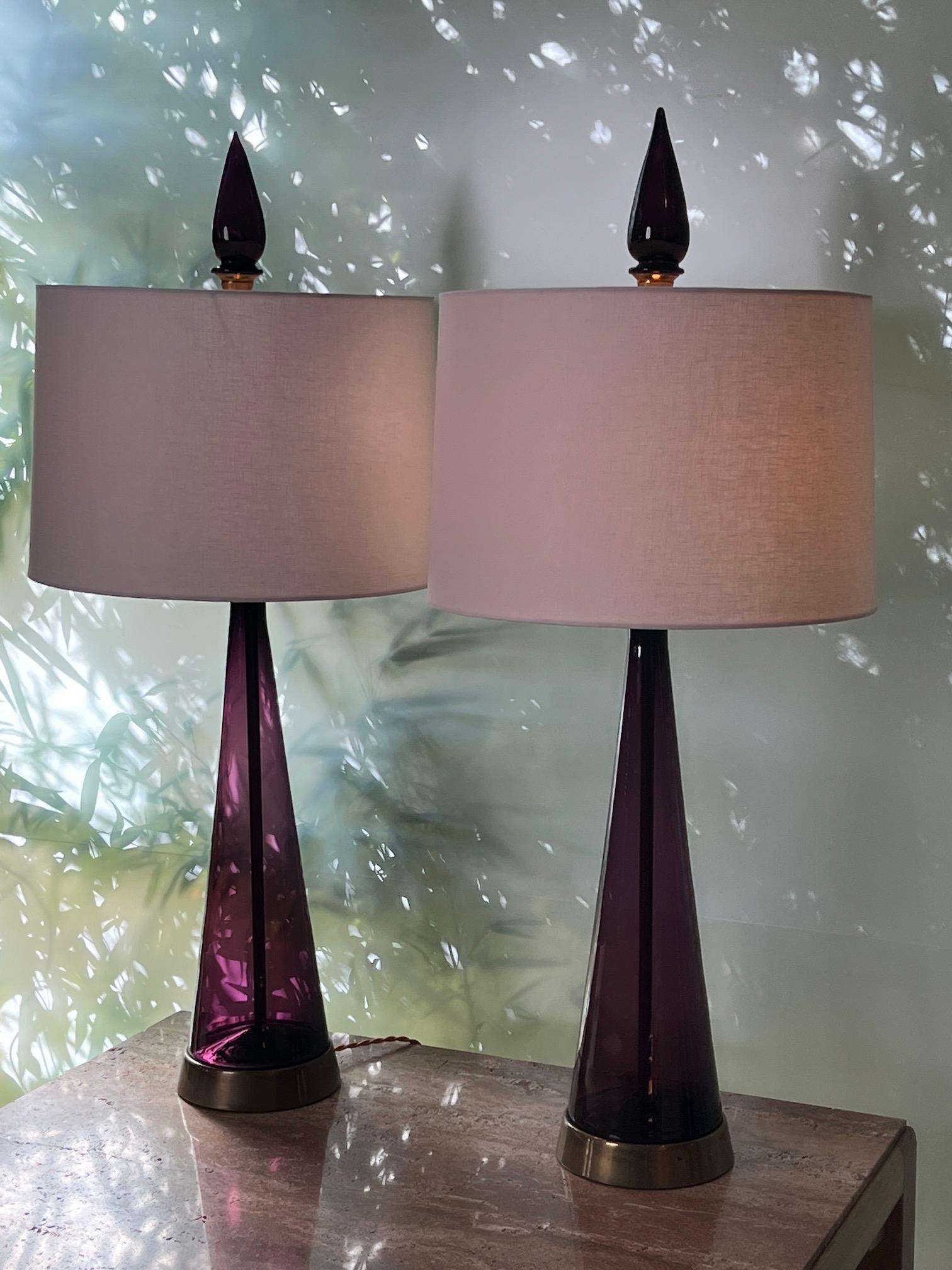 Paire de lampes de bureau en verre violet par Marbro en vente 4