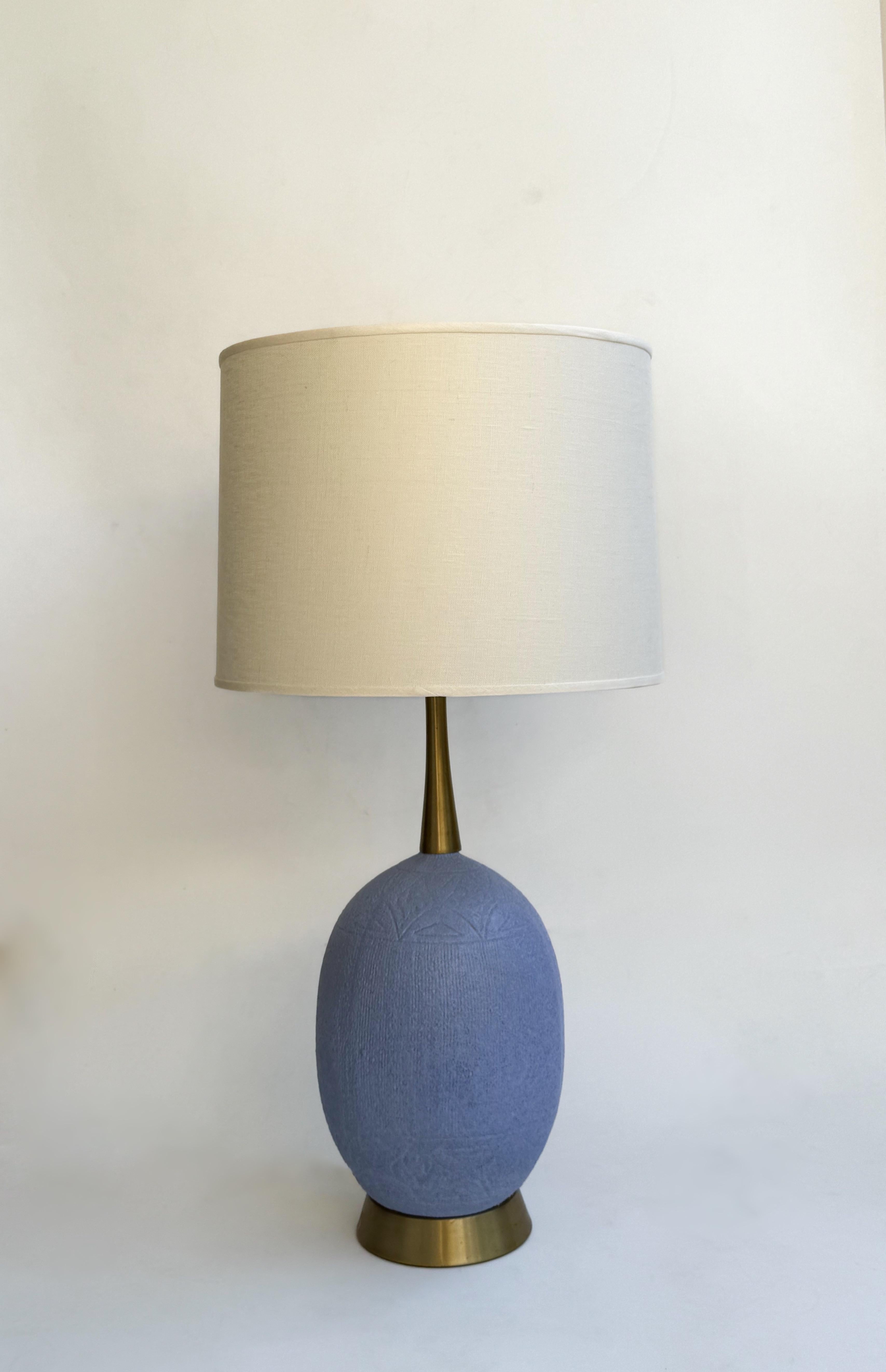 Mid-Century moderno Coppia di lampade da tavolo in ceramica smaltata viola e ottone in vendita