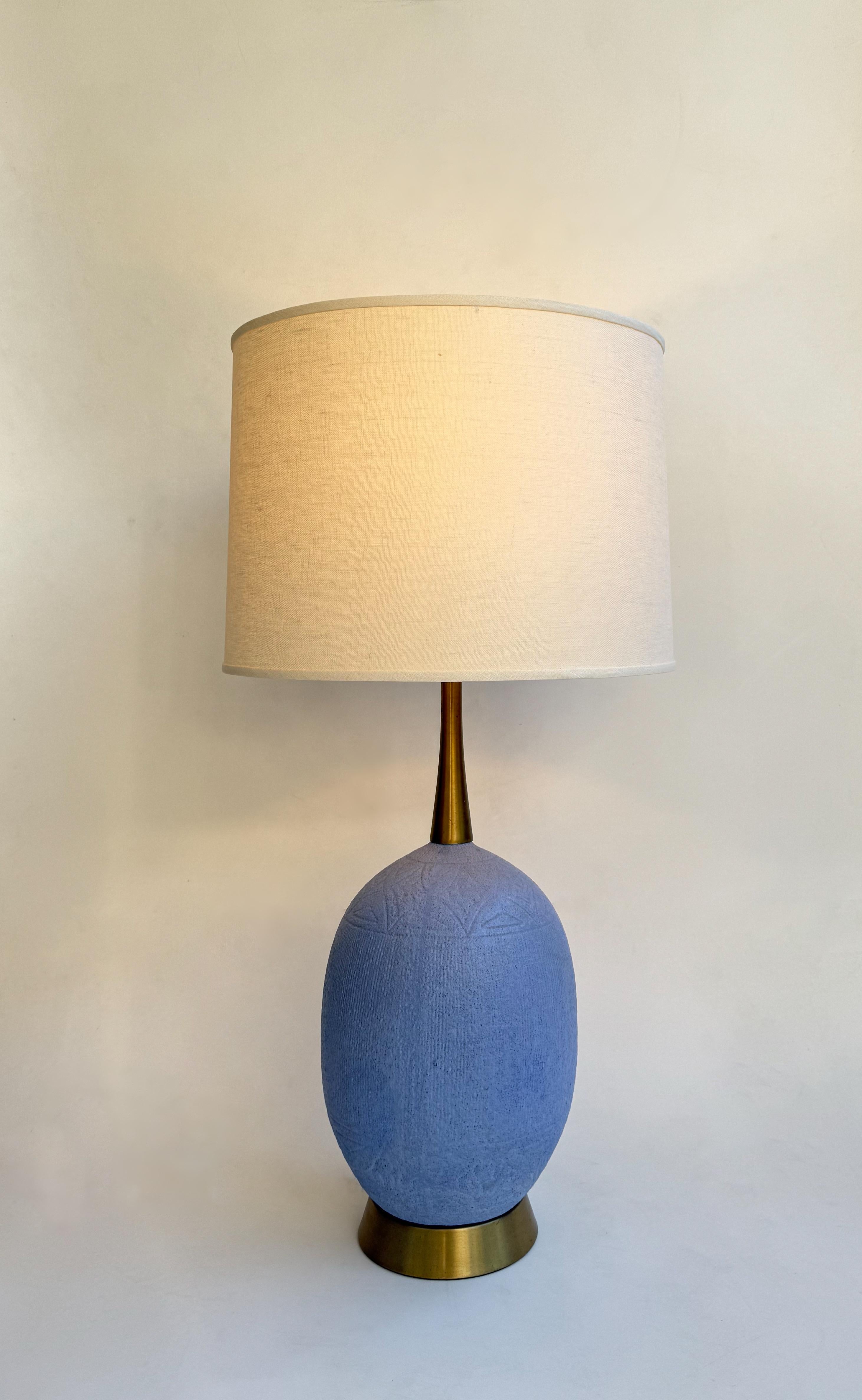 Americano Coppia di lampade da tavolo in ceramica smaltata viola e ottone in vendita