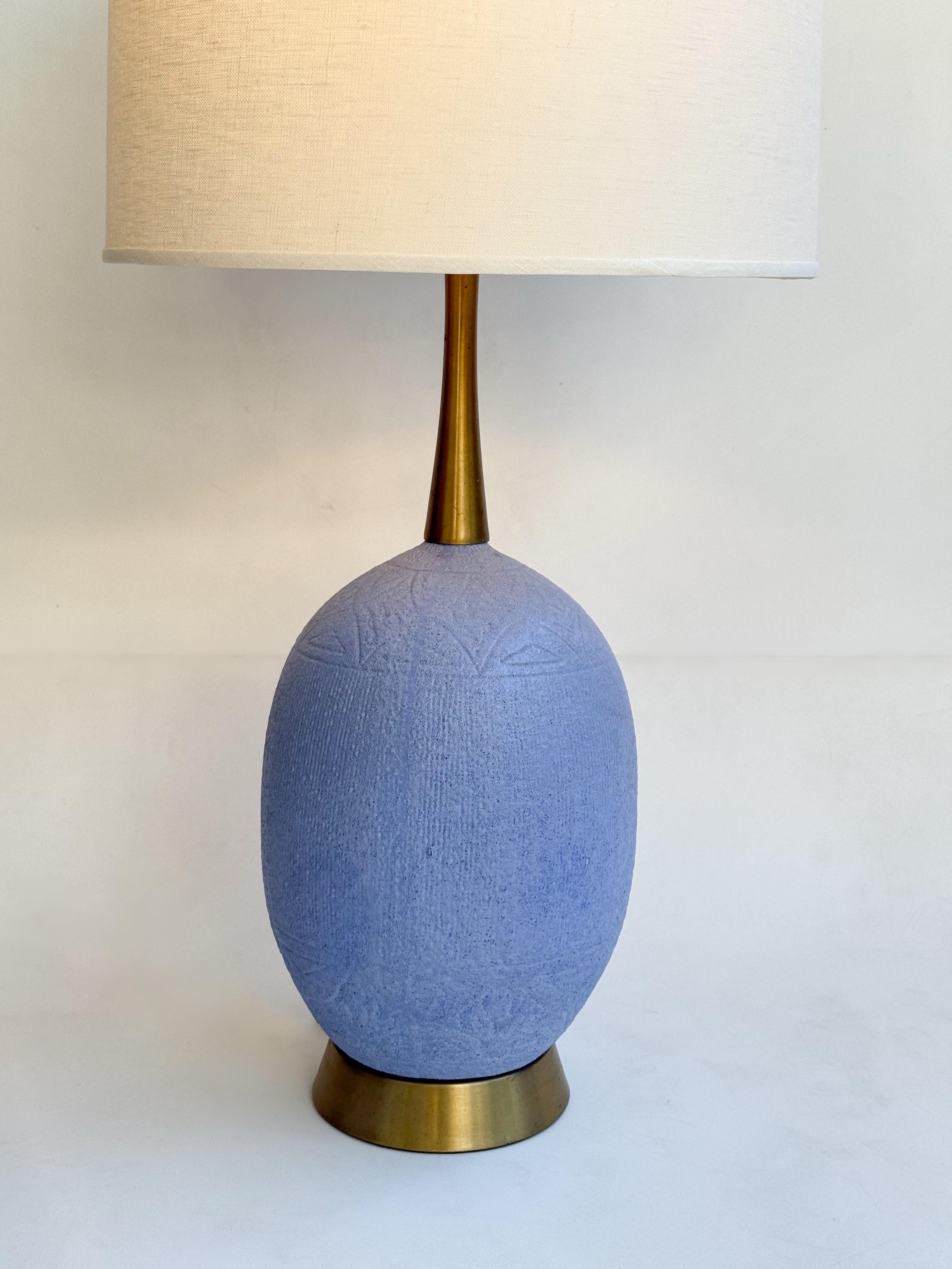 Fatto a mano Coppia di lampade da tavolo in ceramica smaltata viola e ottone in vendita