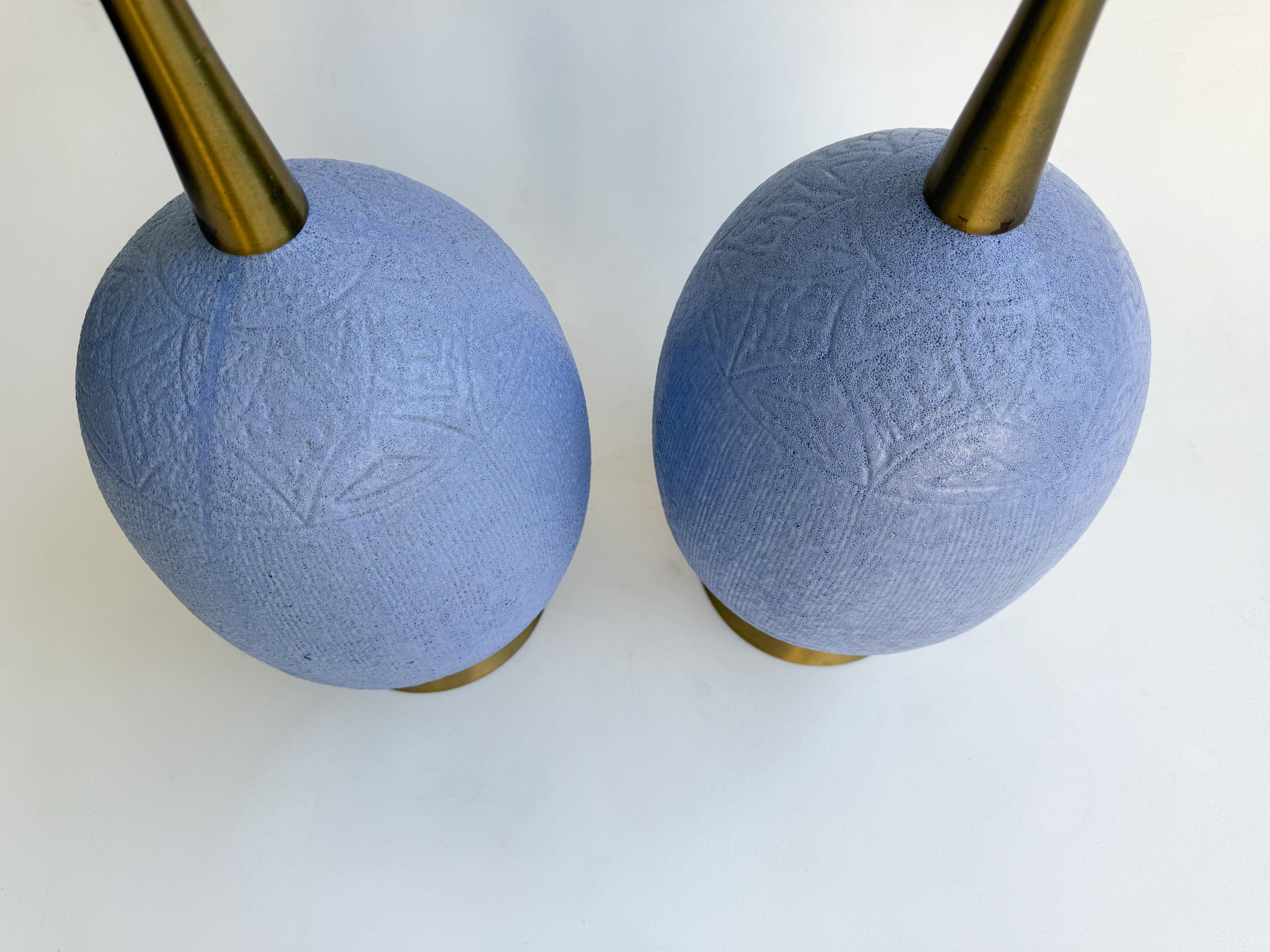 Coppia di lampade da tavolo in ceramica smaltata viola e ottone In condizioni buone in vendita a Palm Springs, CA