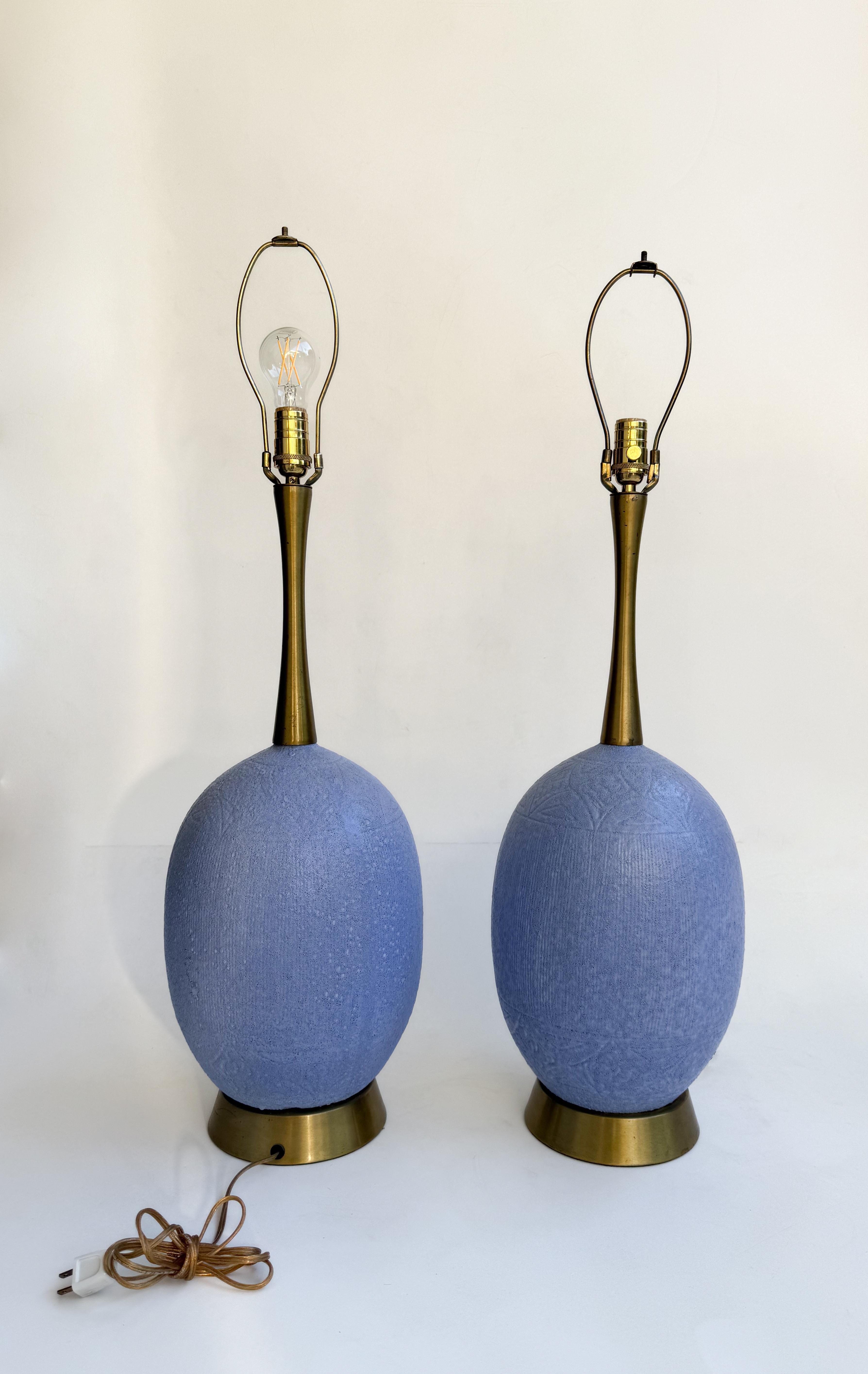 Fine XX secolo Coppia di lampade da tavolo in ceramica smaltata viola e ottone in vendita