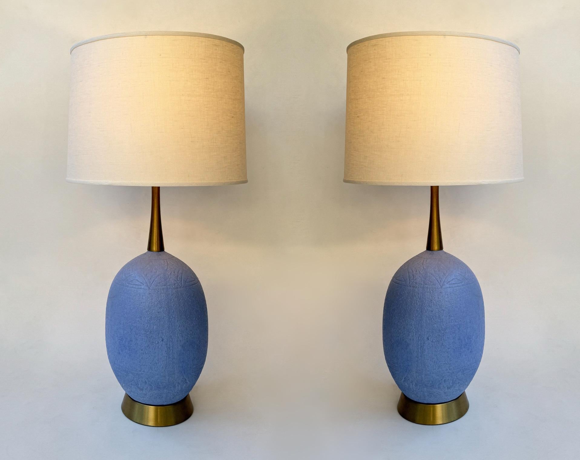 Ottone Coppia di lampade da tavolo in ceramica smaltata viola e ottone in vendita