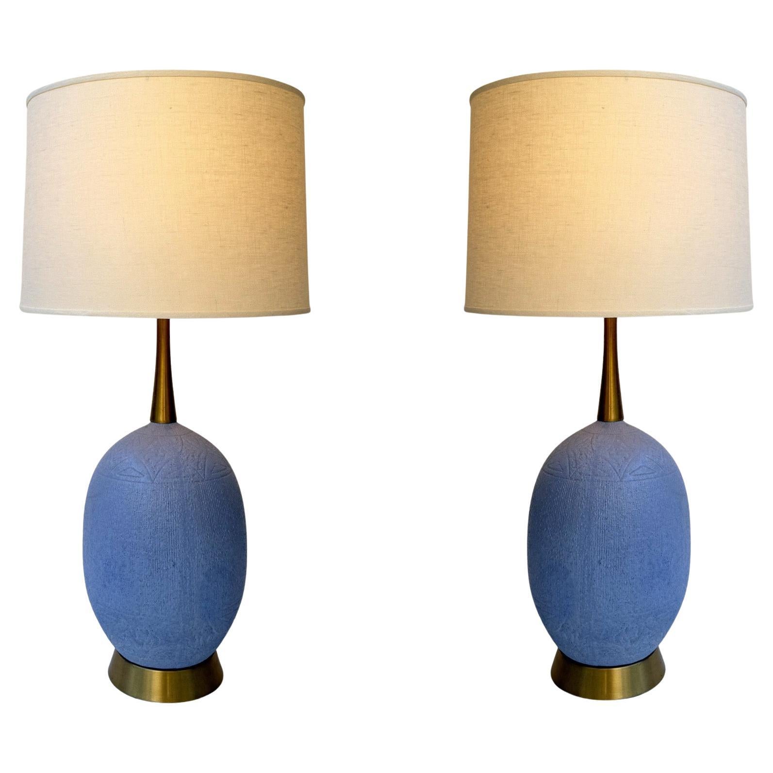 Coppia di lampade da tavolo in ceramica smaltata viola e ottone
