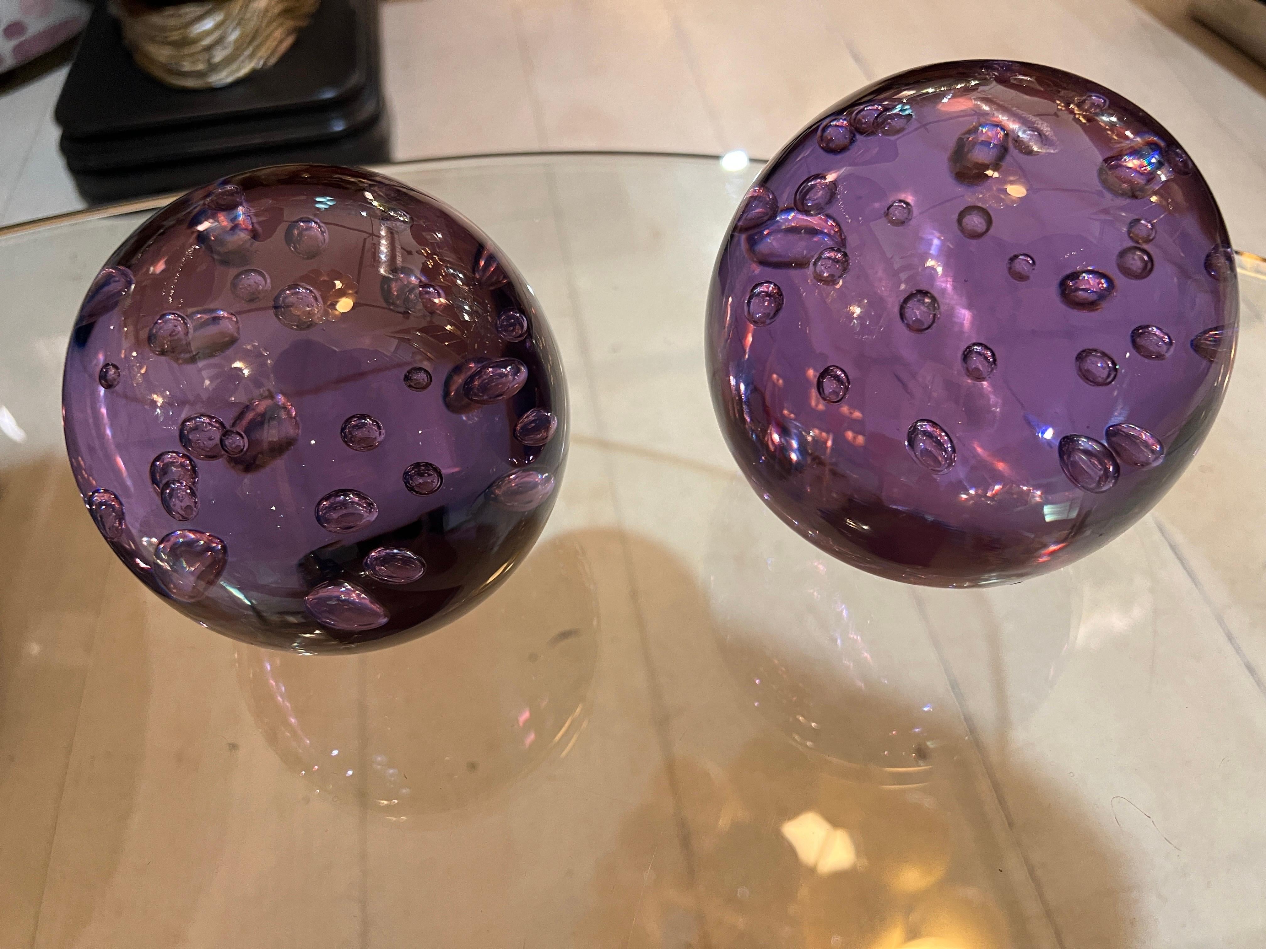 Pair of Purple Murano Glass Paperweights with Air Bubble Included 1960 In Good Condition For Sale In Florence, IT