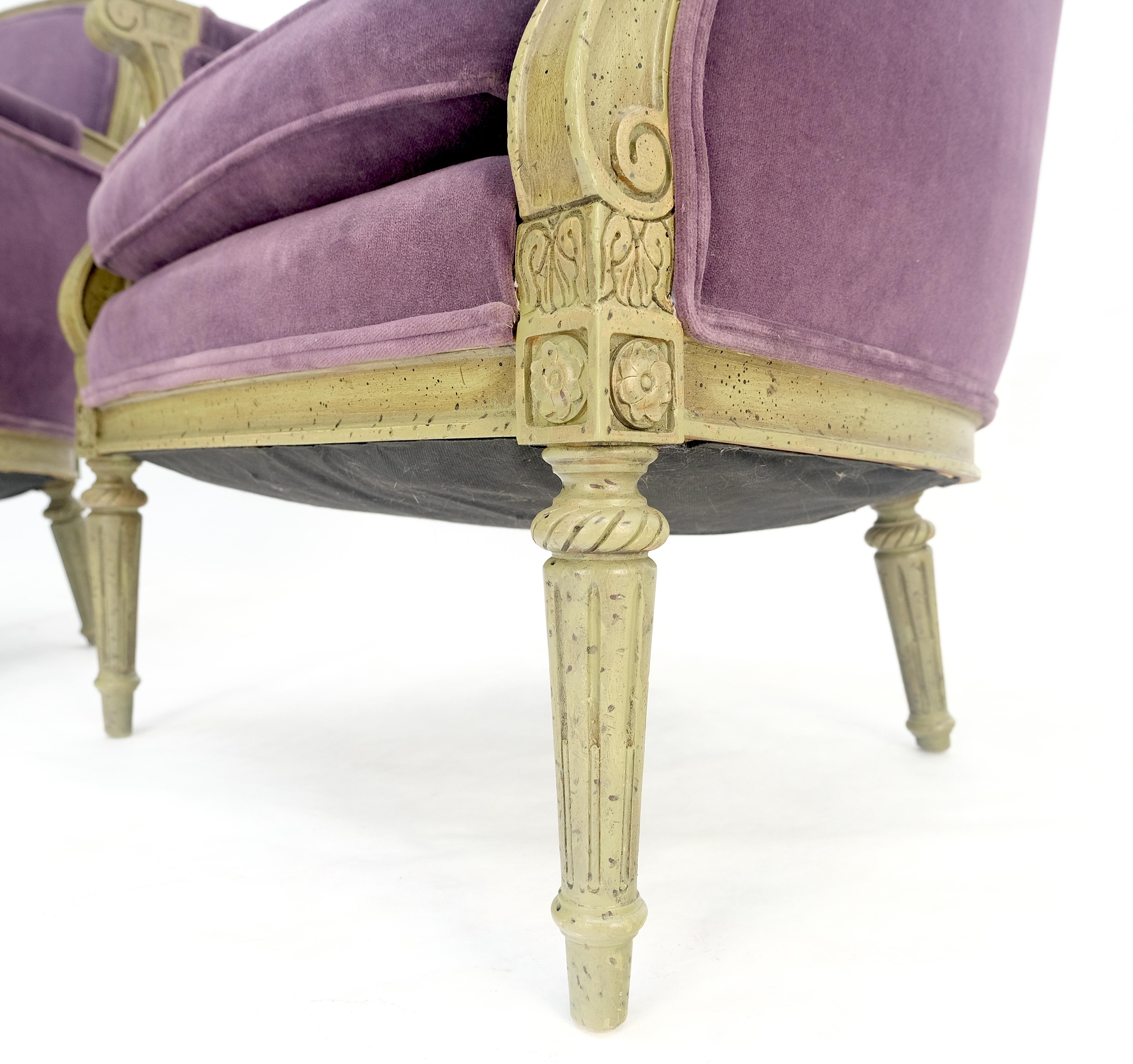 Pareja de sillones bergere club franceses tapizados en terciopelo morado ¡Limpios! Estadounidense en venta