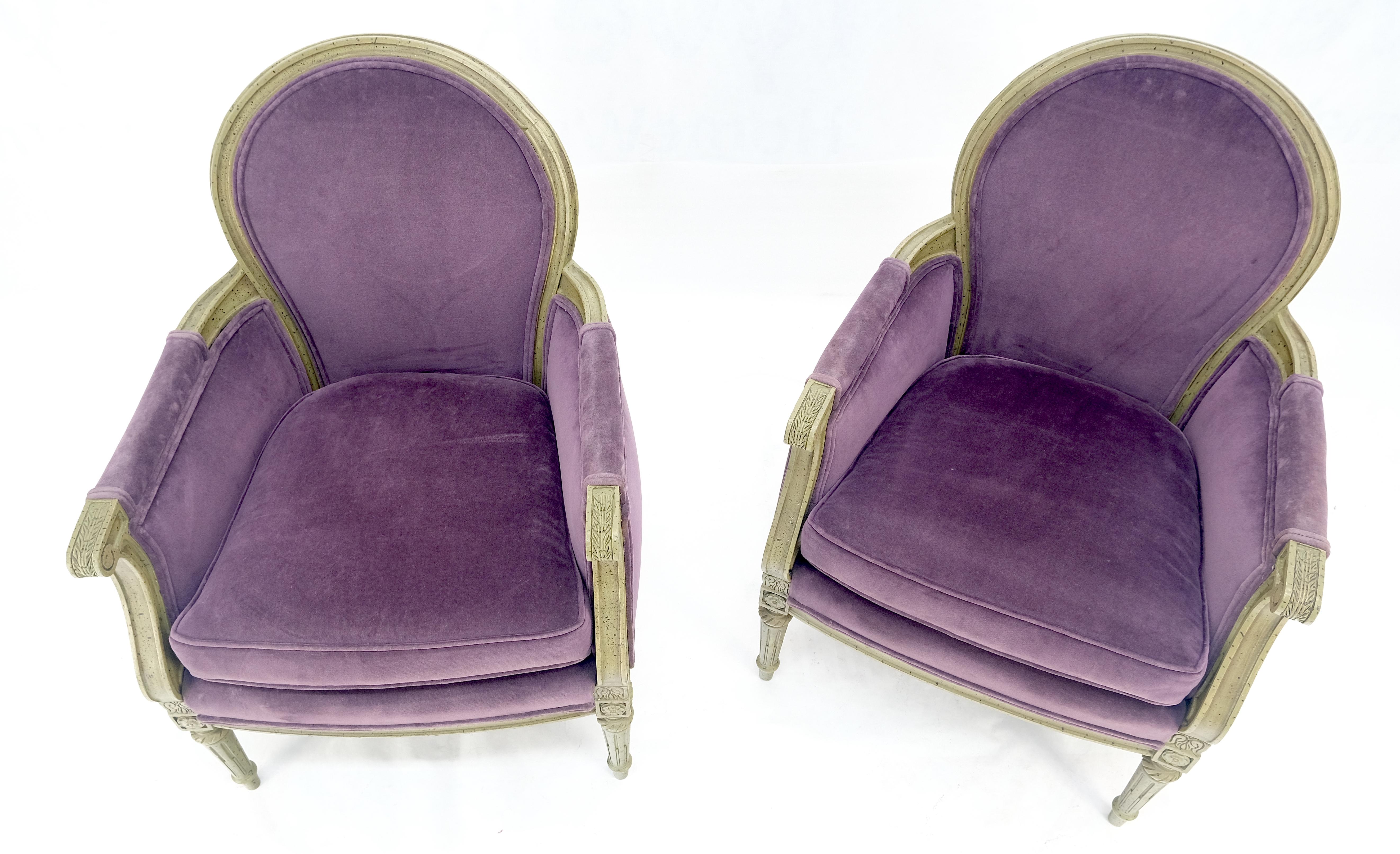 Pareja de sillones bergere club franceses tapizados en terciopelo morado ¡Limpios! Pintado en venta