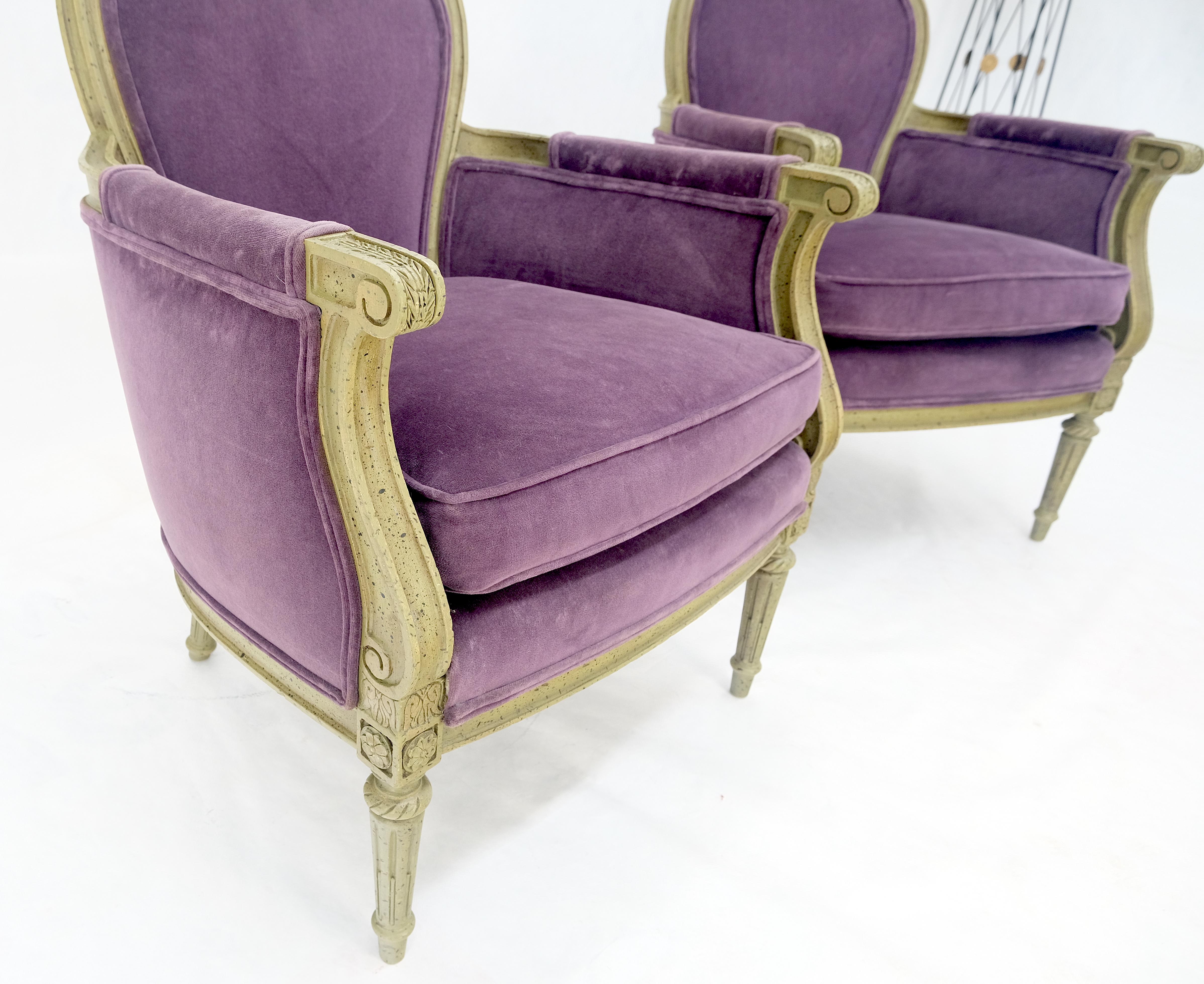 Pareja de sillones bergere club franceses tapizados en terciopelo morado ¡Limpios! en Bueno estado para la venta en Rockaway, NJ
