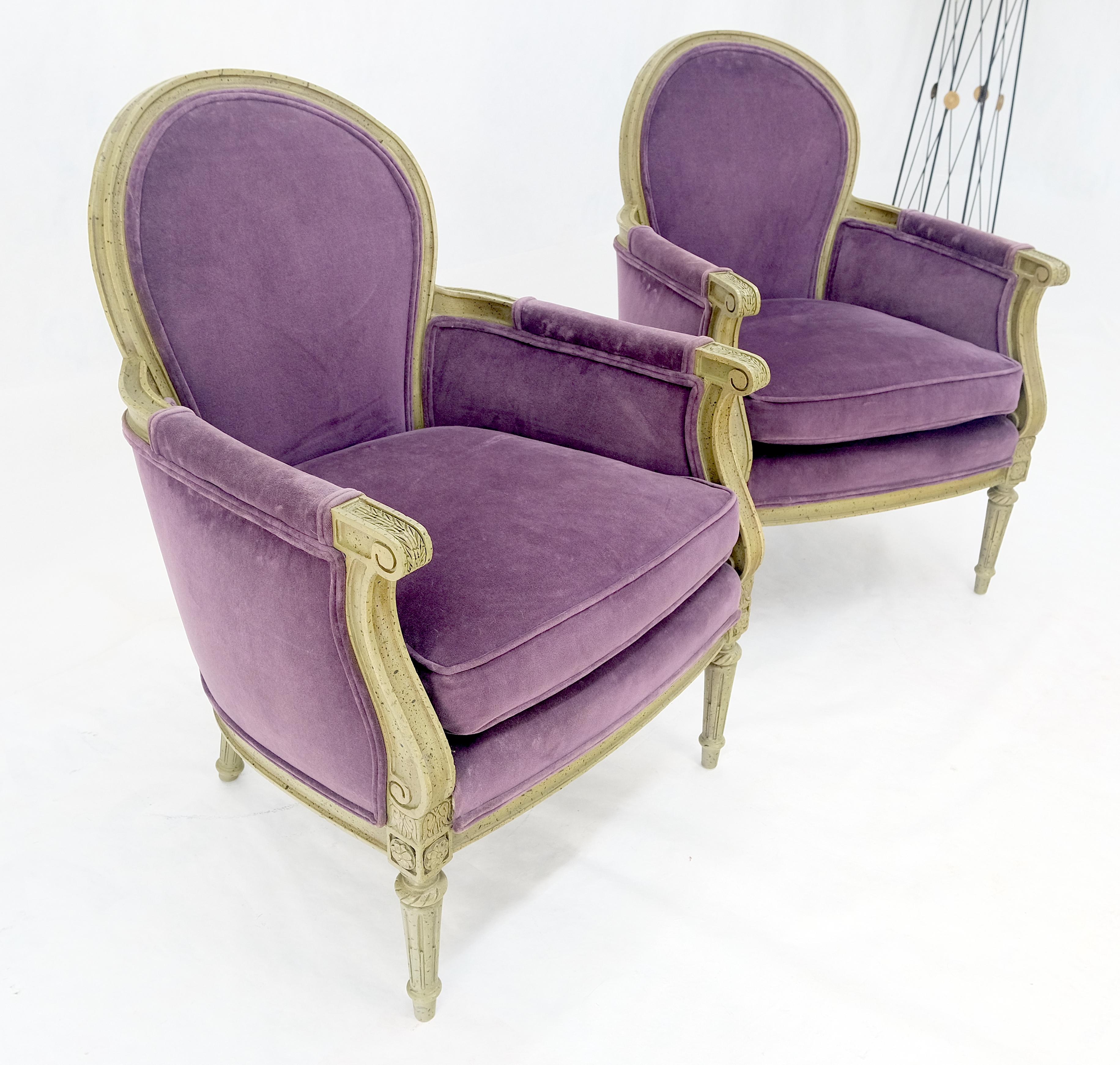 Pareja de sillones bergere club franceses tapizados en terciopelo morado ¡Limpios! siglo XX en venta