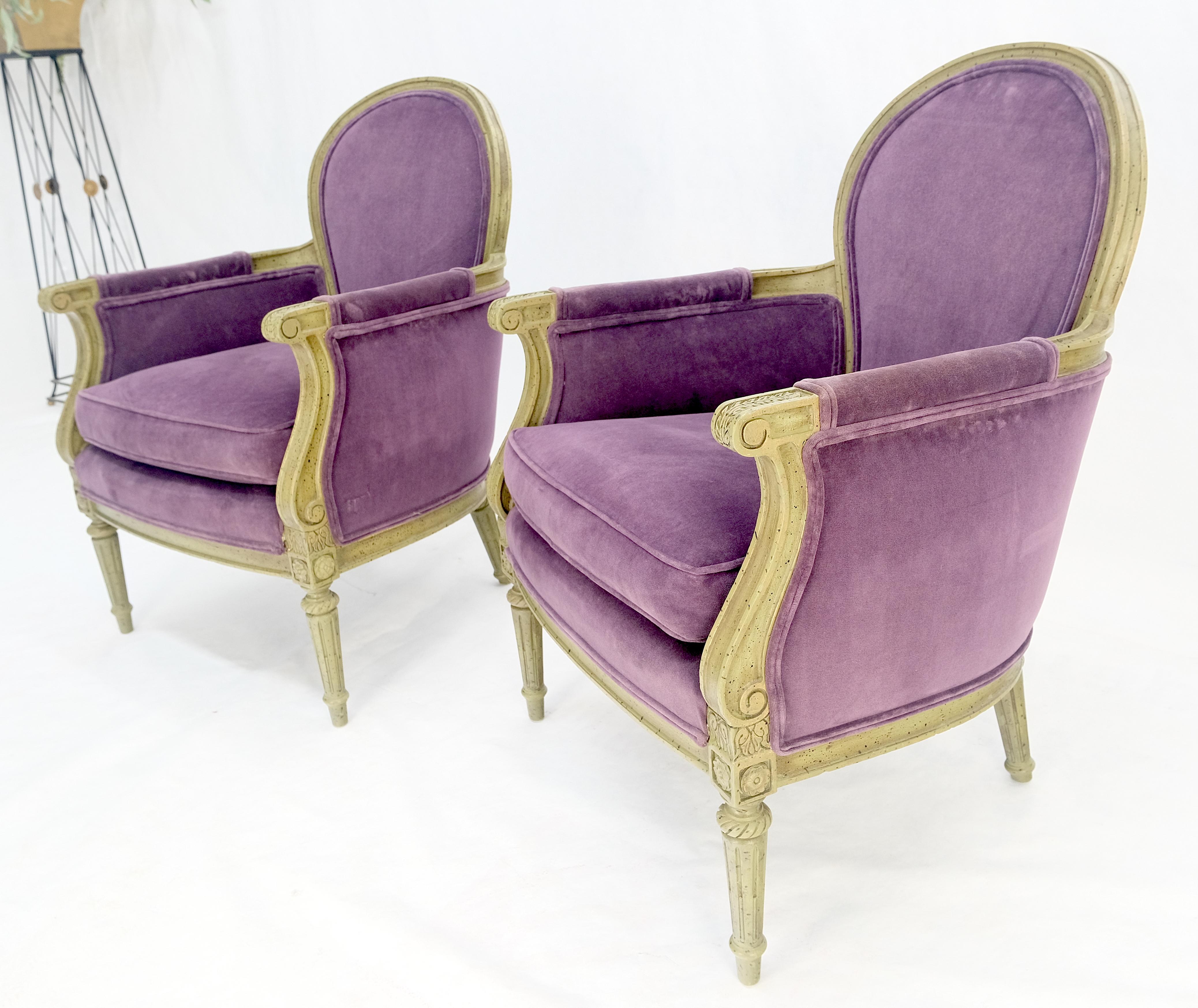 Pareja de sillones bergere club franceses tapizados en terciopelo morado ¡Limpios! en venta 1
