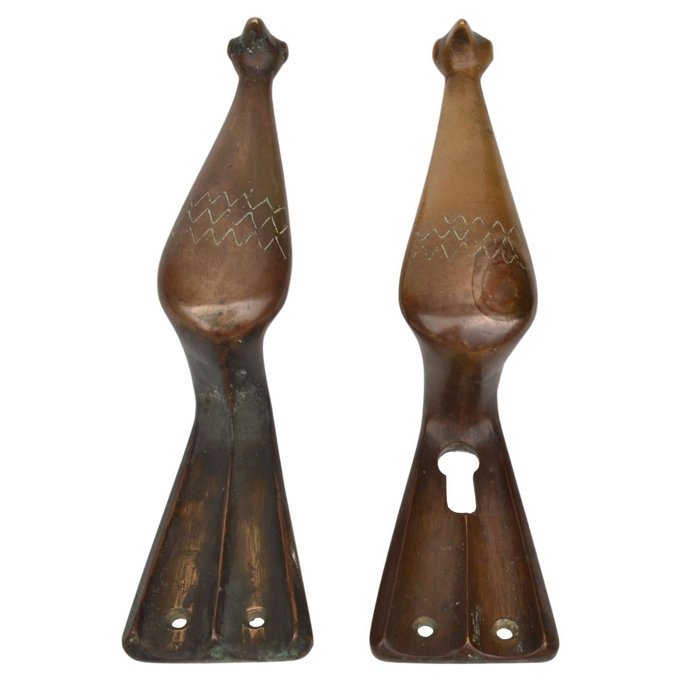 Paar Türdrücker und -zieher aus Bronze mit originaler Patina.
Tauben gelten seit langem als Symbol für den ewigen Frieden. Das Wort 