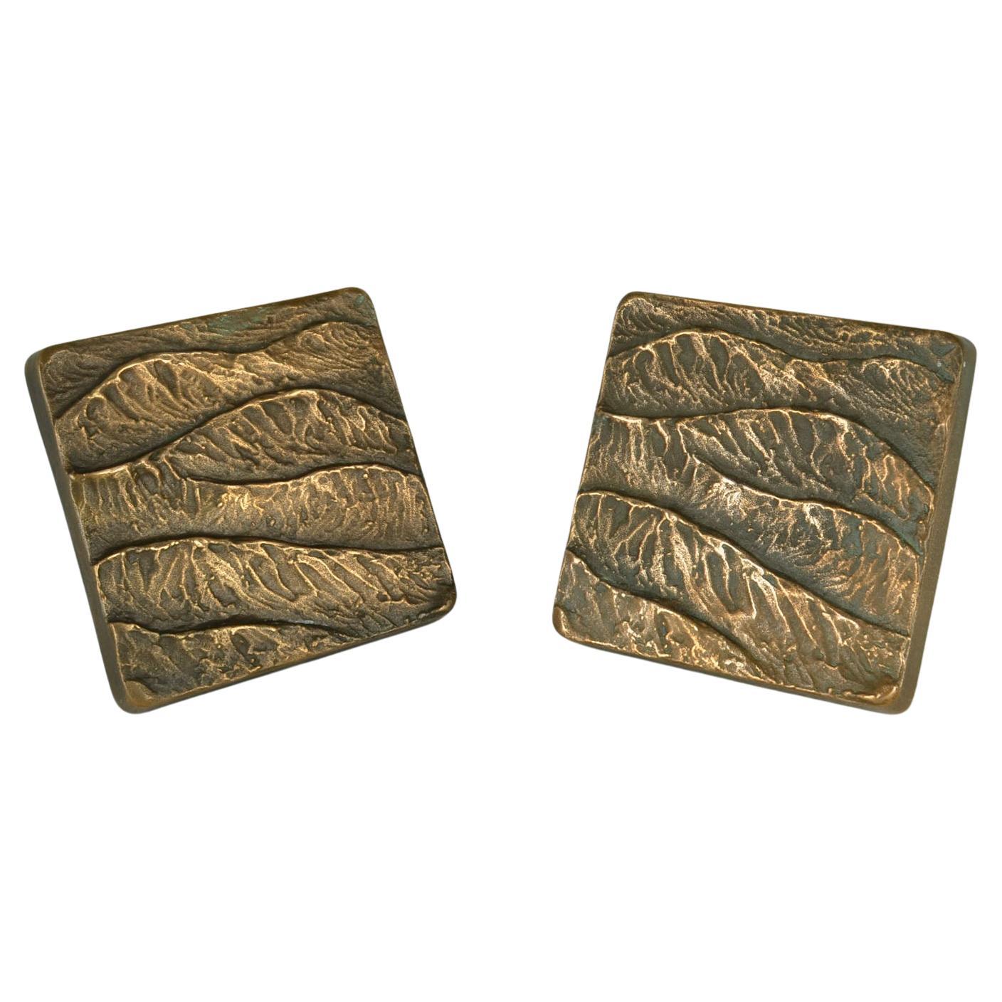 Two square cast bronze door handle, letter box and key holder with surface with strong relief like the waves.
These identical handles can be applied inside or outside on a pair of double doors next to each other or on a single door on opposite