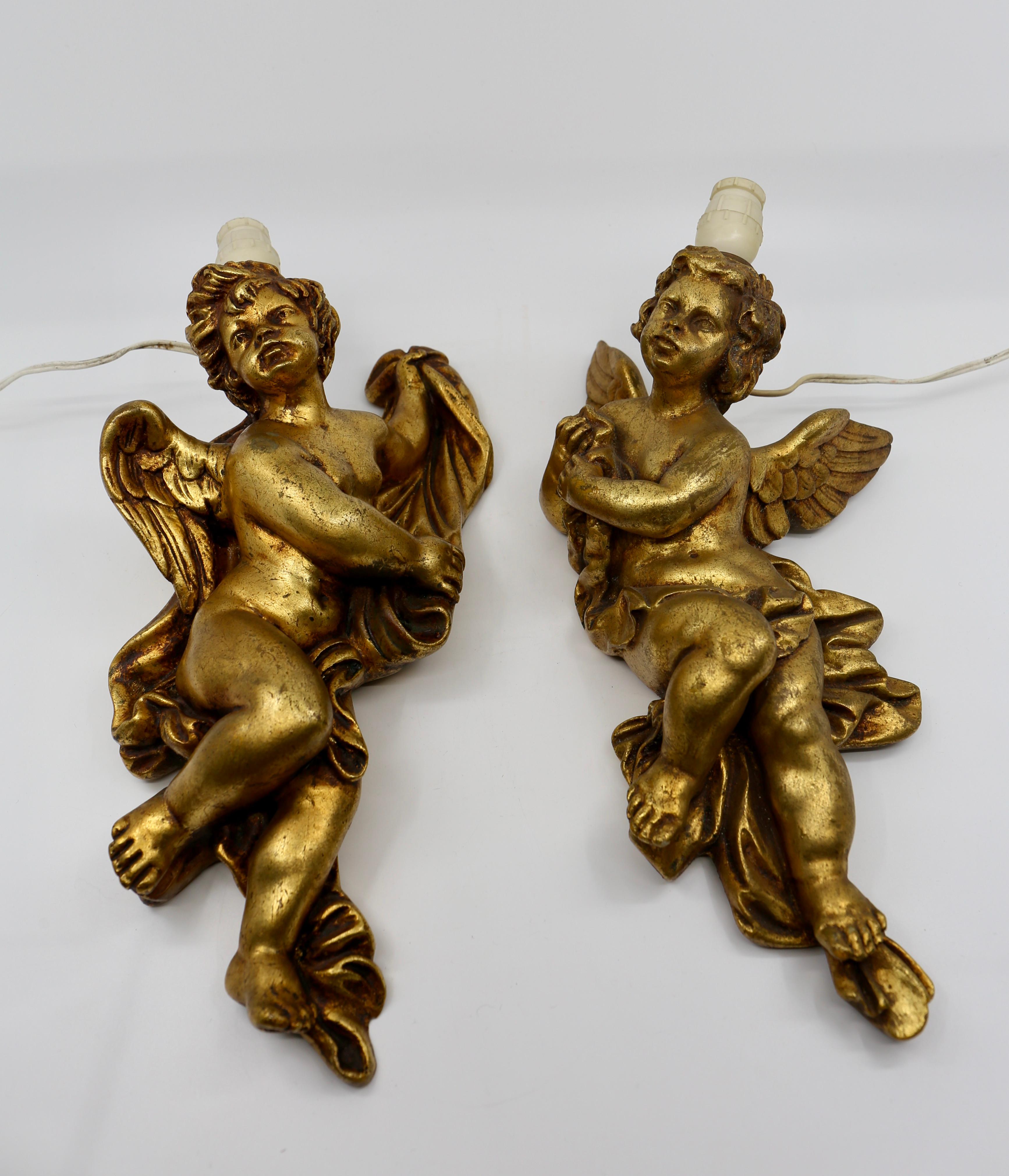 Pair of putti wall appliques or sconces, brass resin gilded.
1950s, Italy.