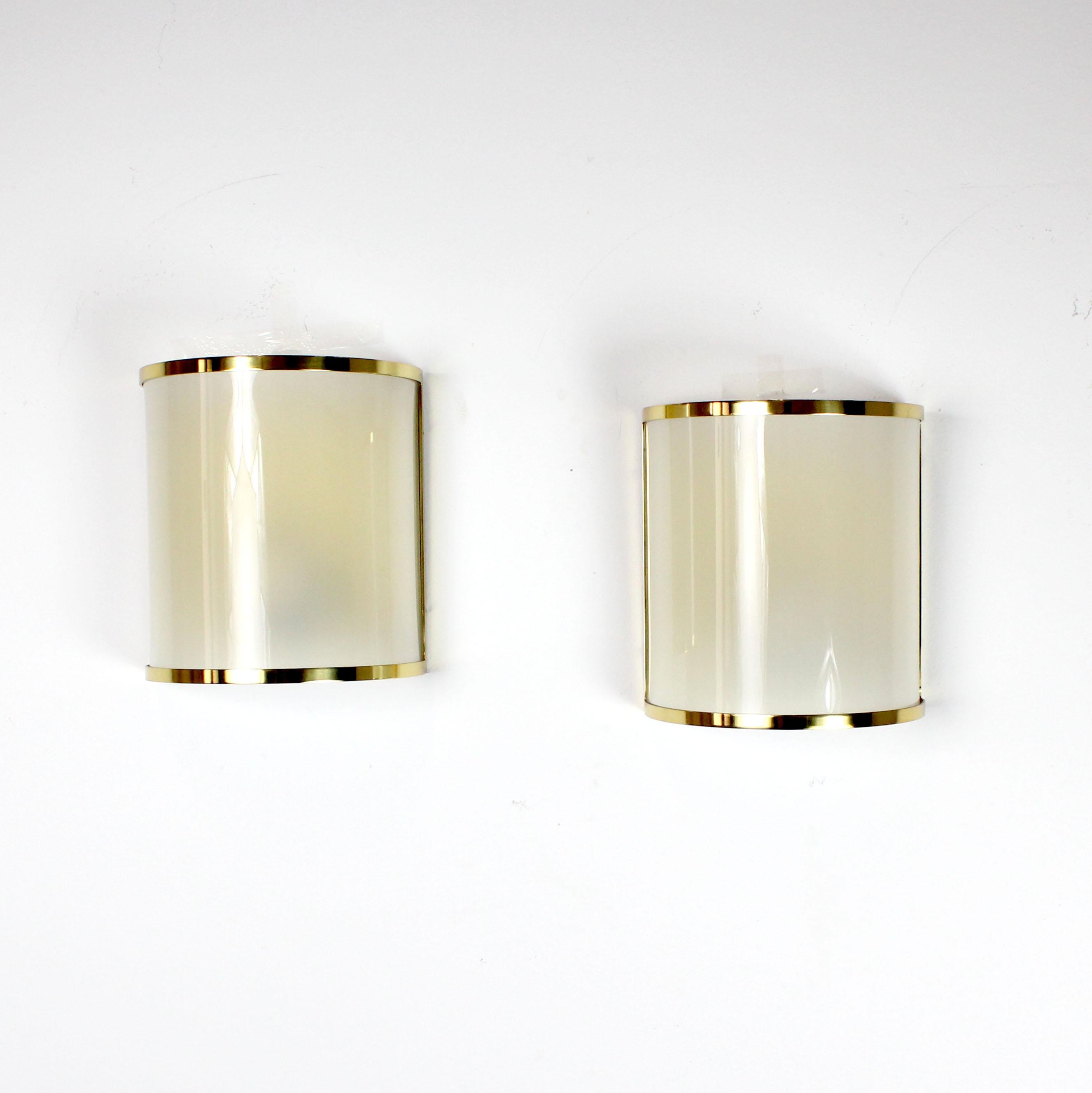 Espagnol Pair of PVC wall lights with a gilded brass frame - Metalarte - Spain - c. 1970 en vente
