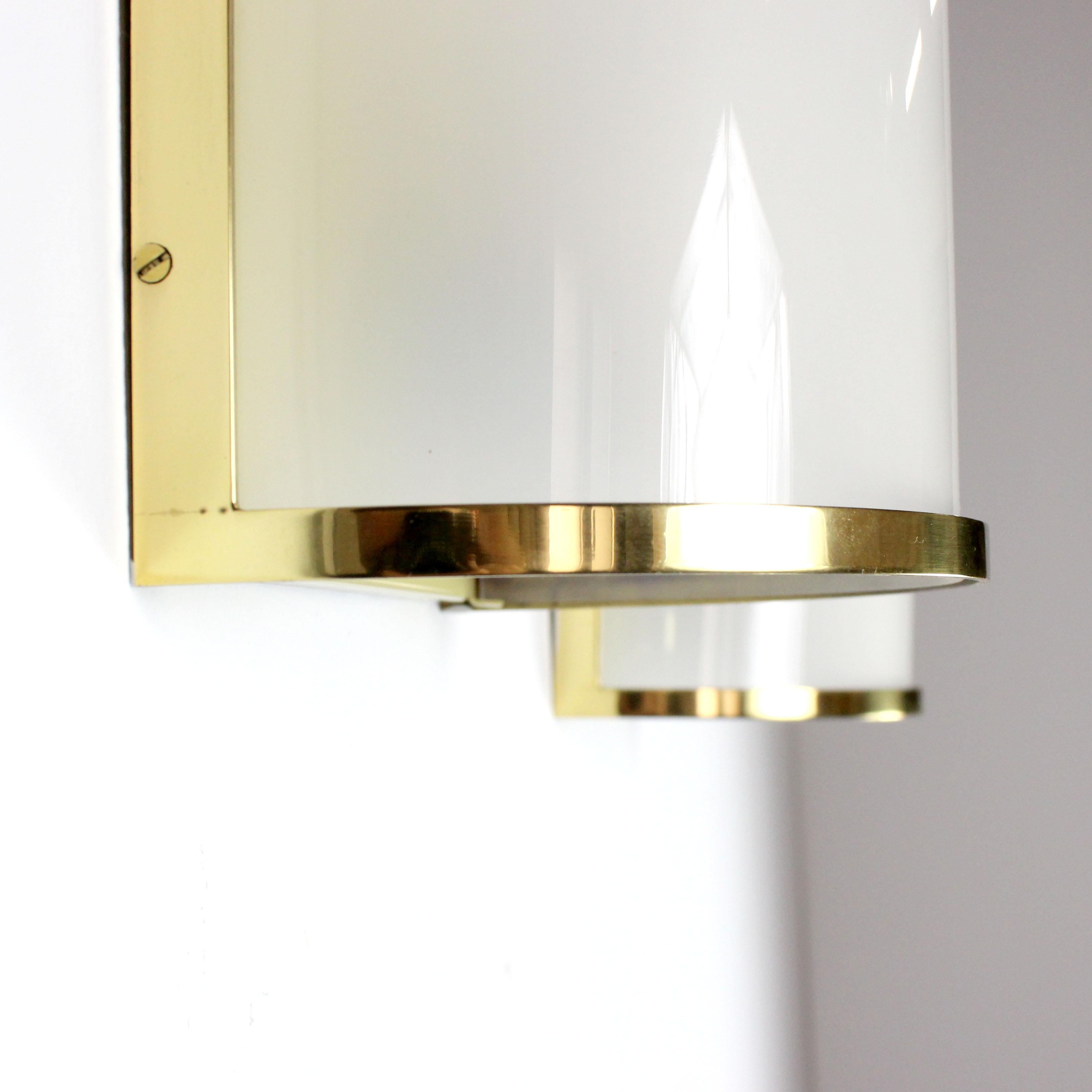 Pair of PVC wall lights with a gilded brass frame - Metalarte - Spain - c. 1970 Bon état - En vente à Madrid, España