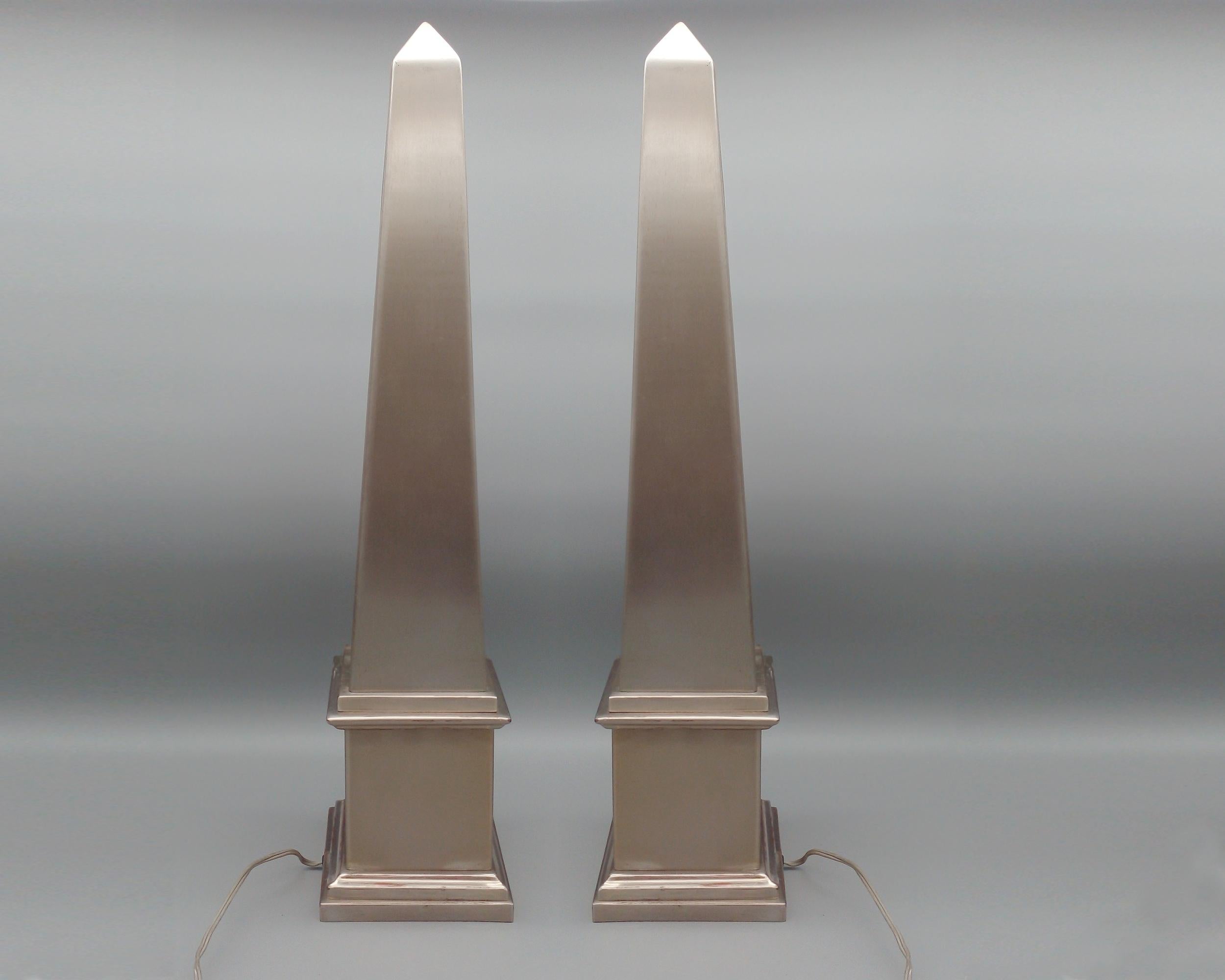 Paar Ambientelampen aus gebogenem und gebürstetem Edelstahl, Frankreich um 1980. Je eine Leuchte.
Höhe: 66 cm (26 Zoll)
Breite: 14,5 cm (5.7 Zoll)
Tiefe: 14,5 cm (5,7 Zoll)
