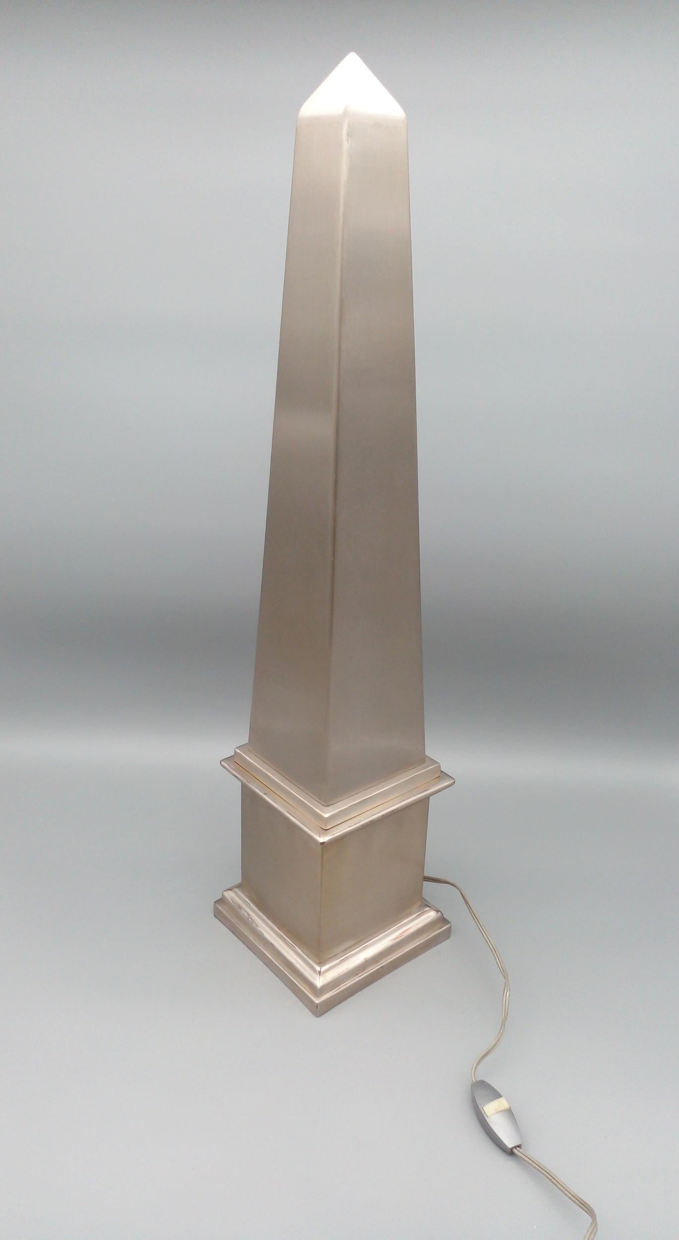 Paar Pyramidenlampen aus gefaltetem rostfreiem Stahl Paris, Frankreich, um 1980 (Französisch) im Angebot