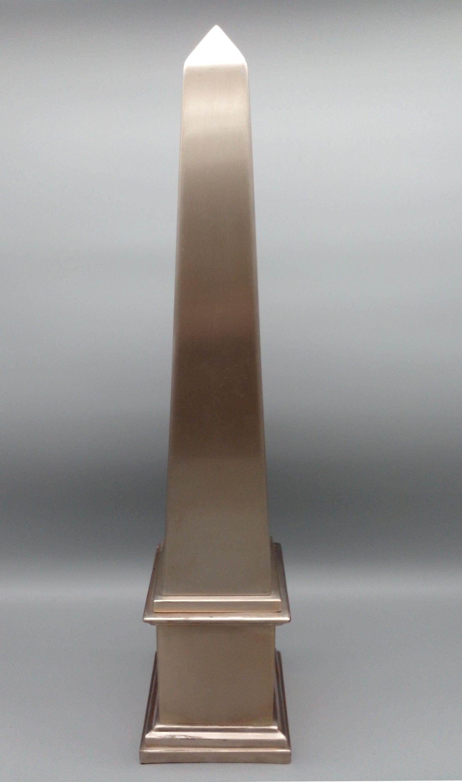 Paar Pyramidenlampen aus gefaltetem rostfreiem Stahl Paris, Frankreich, um 1980 (Gebürstet) im Angebot
