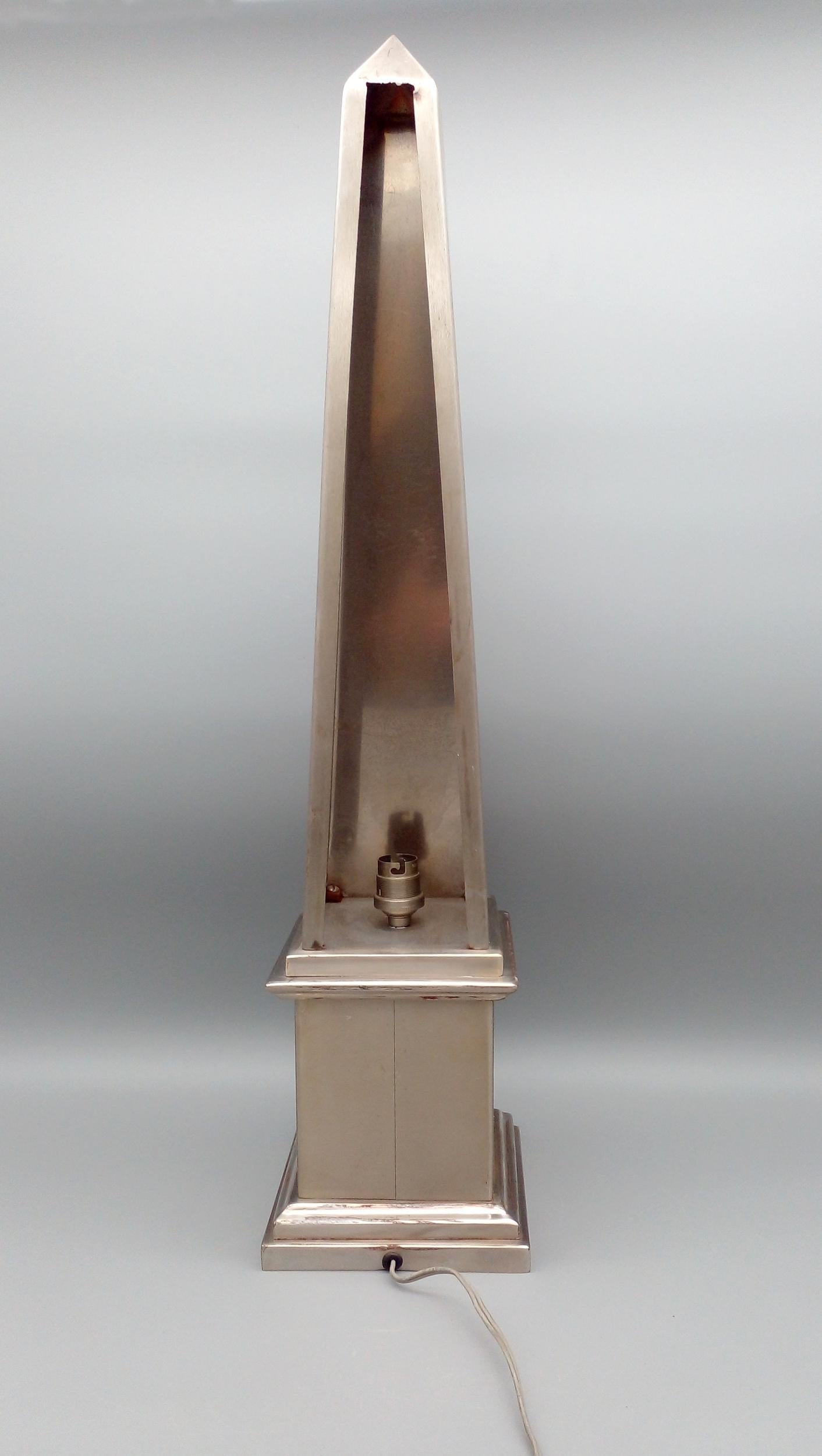 Paar Pyramidenlampen aus gefaltetem rostfreiem Stahl Paris, Frankreich, um 1980 (Ende des 20. Jahrhunderts) im Angebot