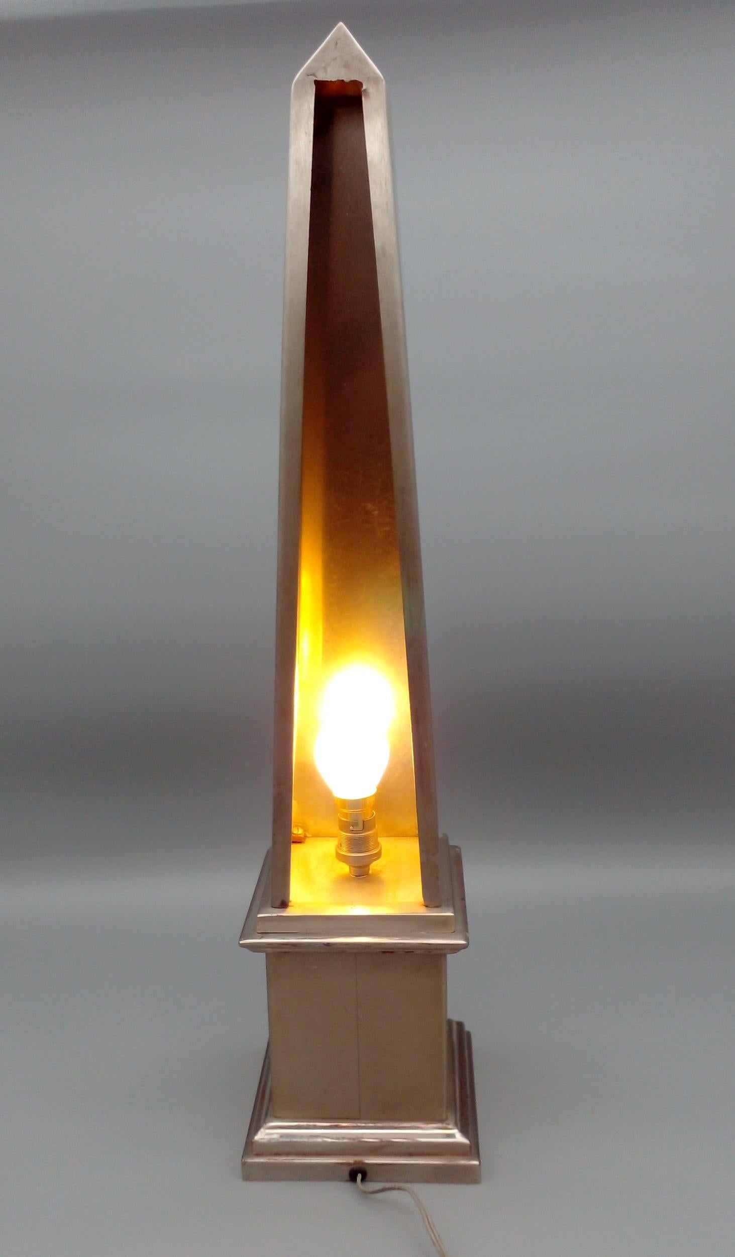 Paar Pyramidenlampen aus gefaltetem rostfreiem Stahl Paris, Frankreich, um 1980 (Edelstahl) im Angebot
