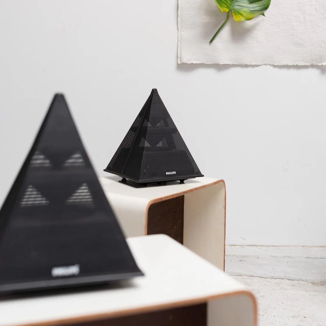 Paire d'enceintes pyramidales Philips. Enceintes audio compactes se distinguant par leur forme géométrique pyramidale et leur design minimal, reflétant l'esthétique expérimentale du design industriel de la fin du XXe siècle.