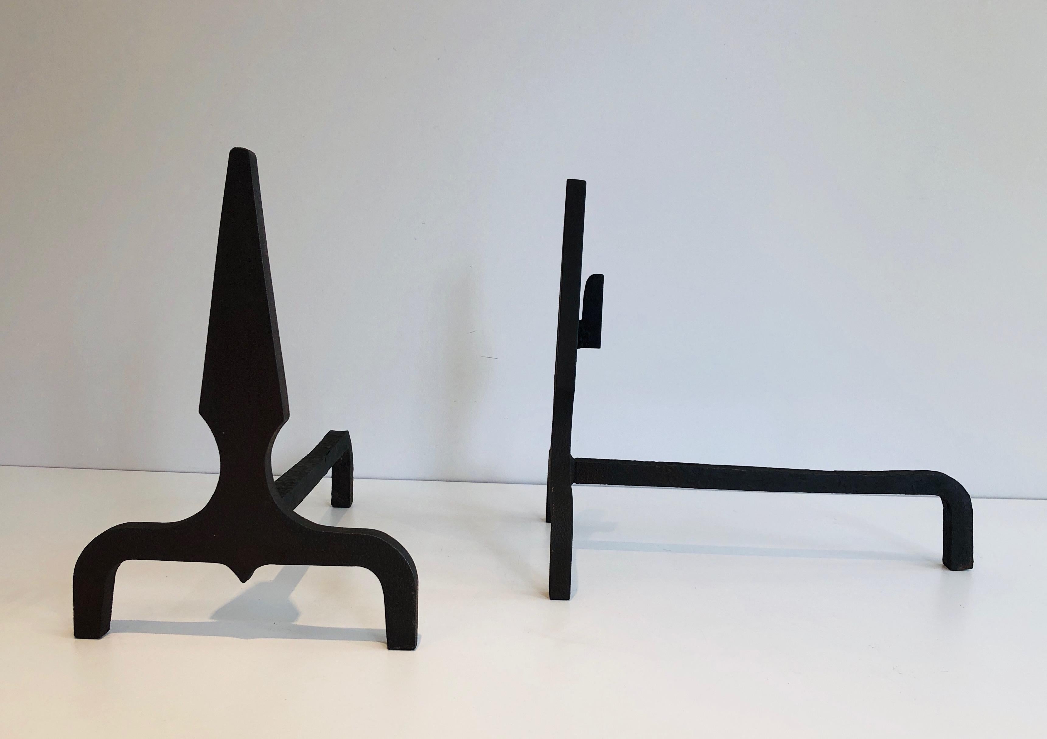 Pair of Pyramid Steel and Wrought Iron Andirons, French, Circa 1940 In Good Condition For Sale In Marcq-en-Barœul, Hauts-de-France