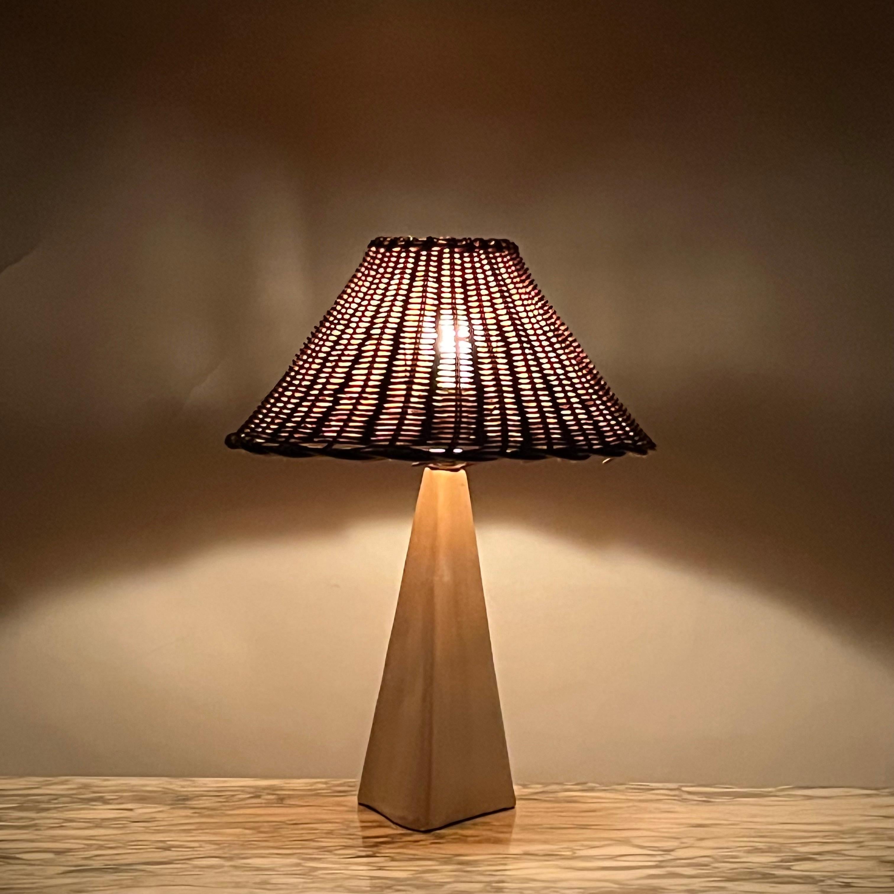 Paar weiße Keramik-Tischlampen 'Pyramide' mit Rattanschirmen von Design Frères (Moderne) im Angebot