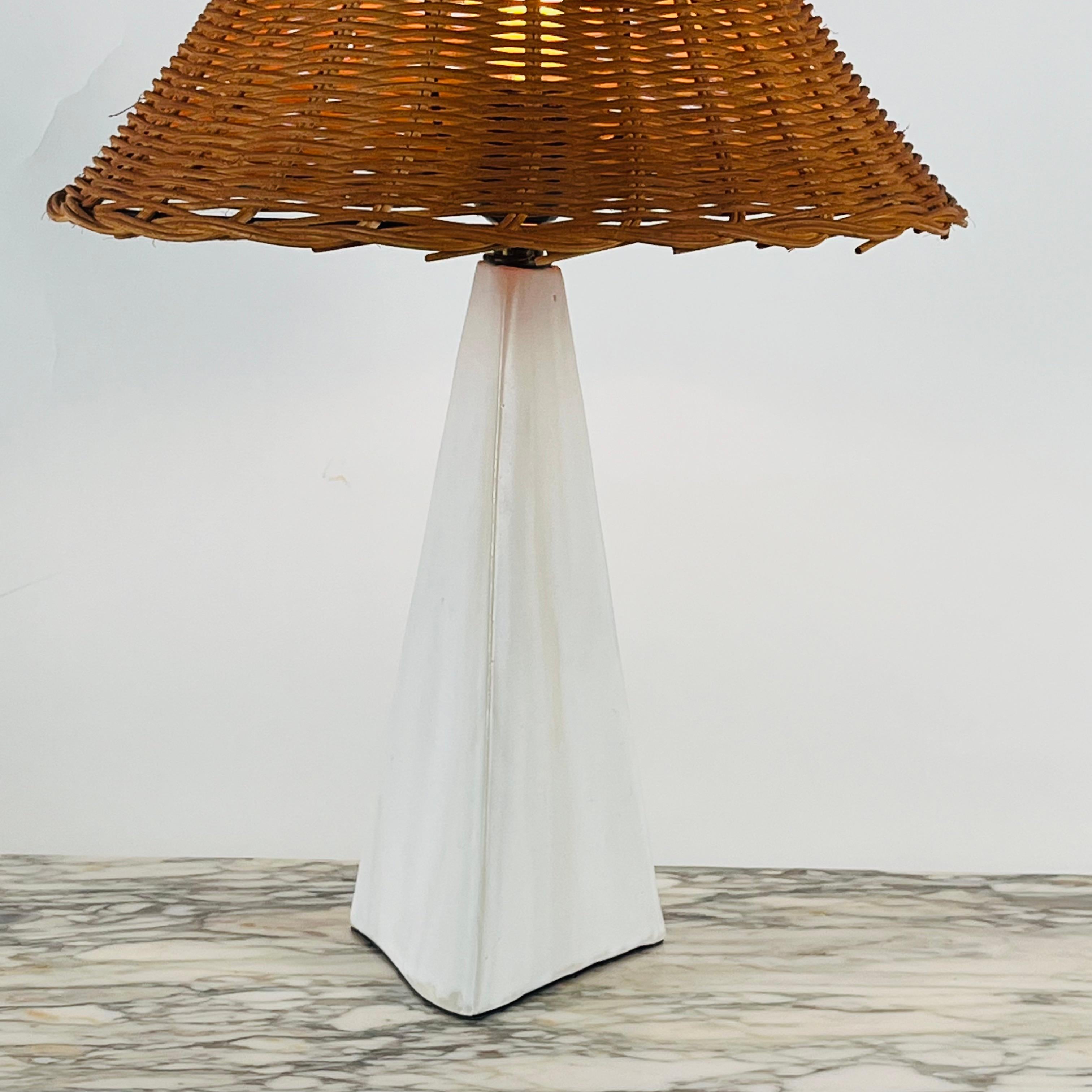 Paar weiße Keramik-Tischlampen 'Pyramide' mit Rattanschirmen von Design Frères (Französisch) im Angebot
