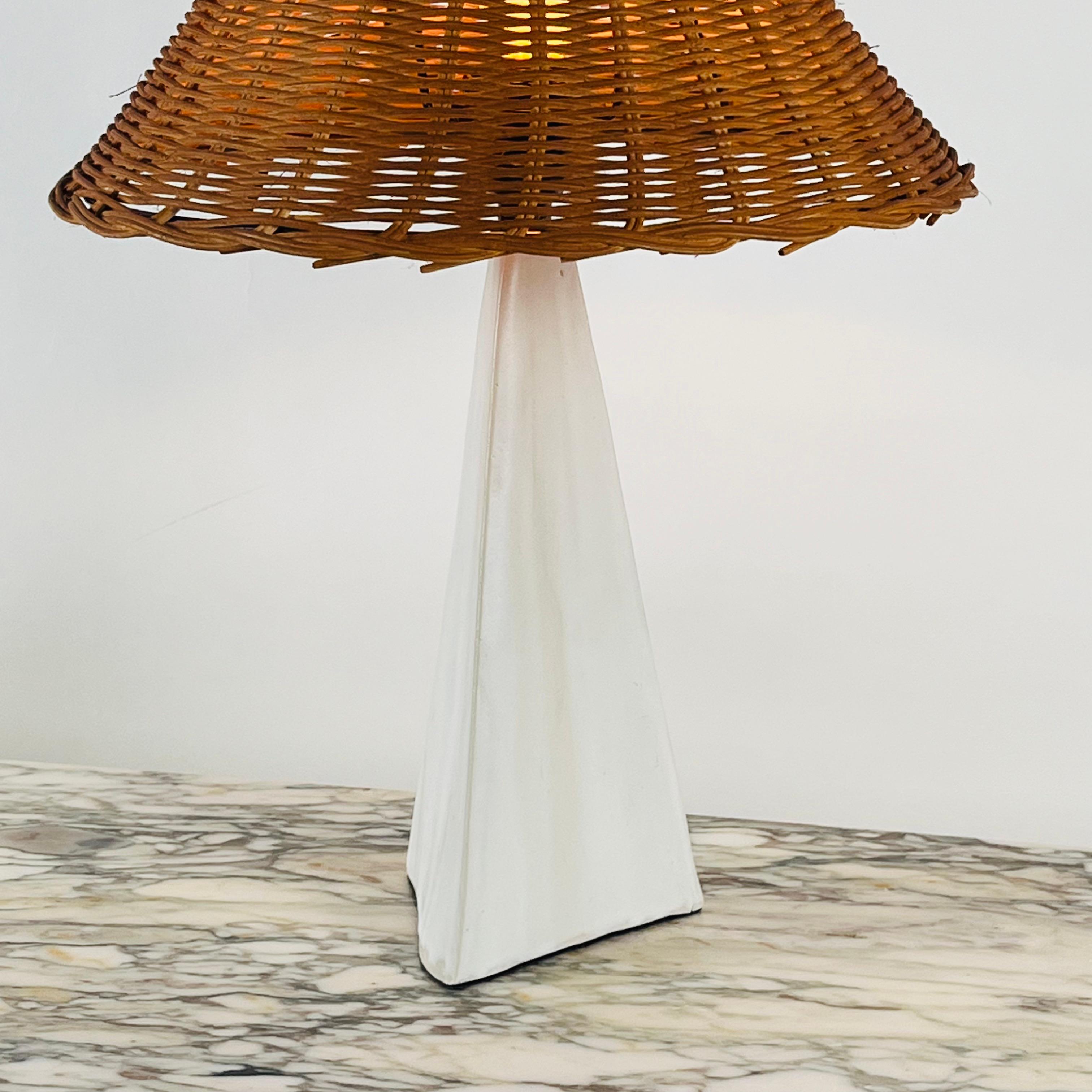 Paar weiße Keramik-Tischlampen 'Pyramide' mit Rattanschirmen von Design Frères (Glasiert) im Angebot