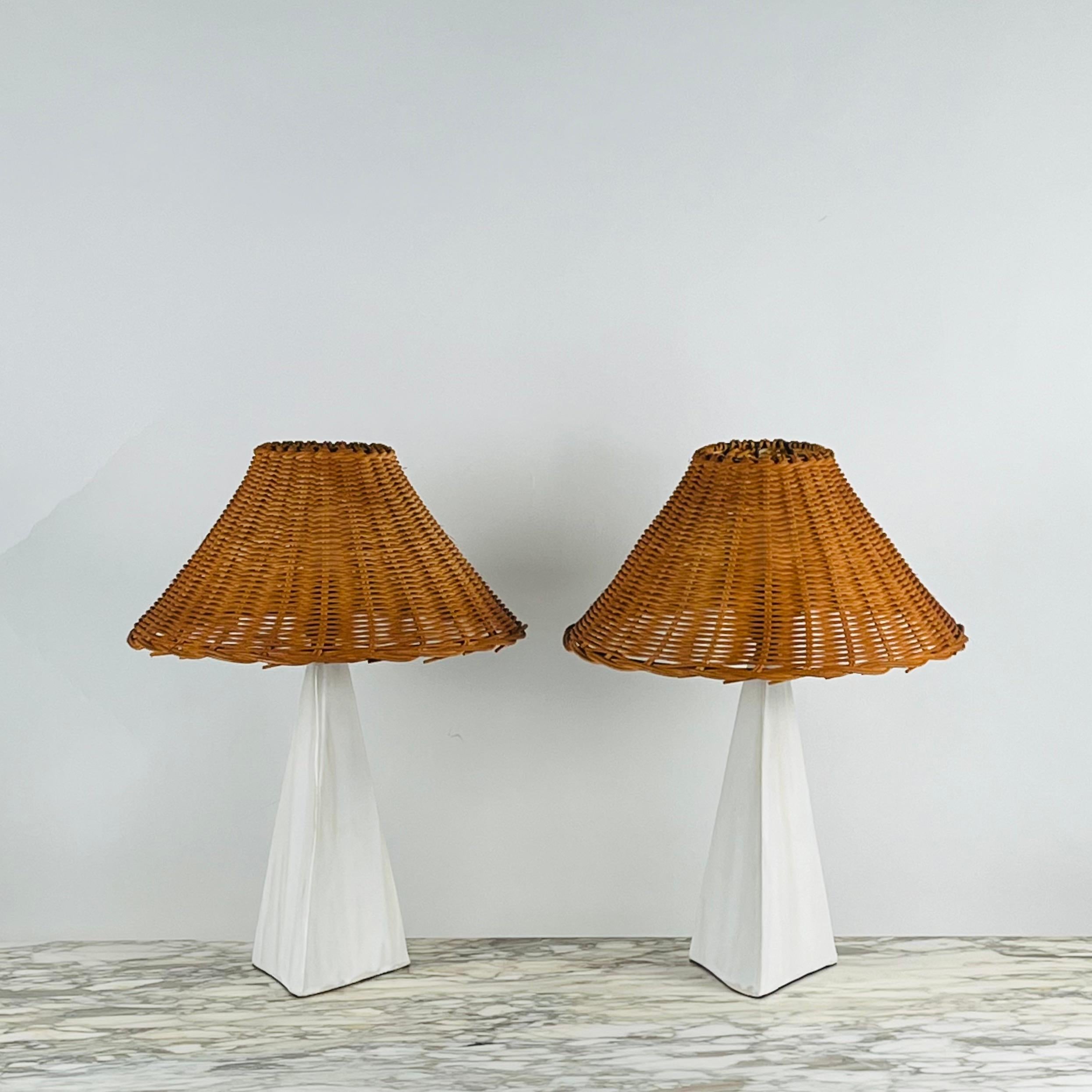 Paar weiße Keramik-Tischlampen 'Pyramide' mit Rattanschirmen von Design Frères (21. Jahrhundert und zeitgenössisch) im Angebot